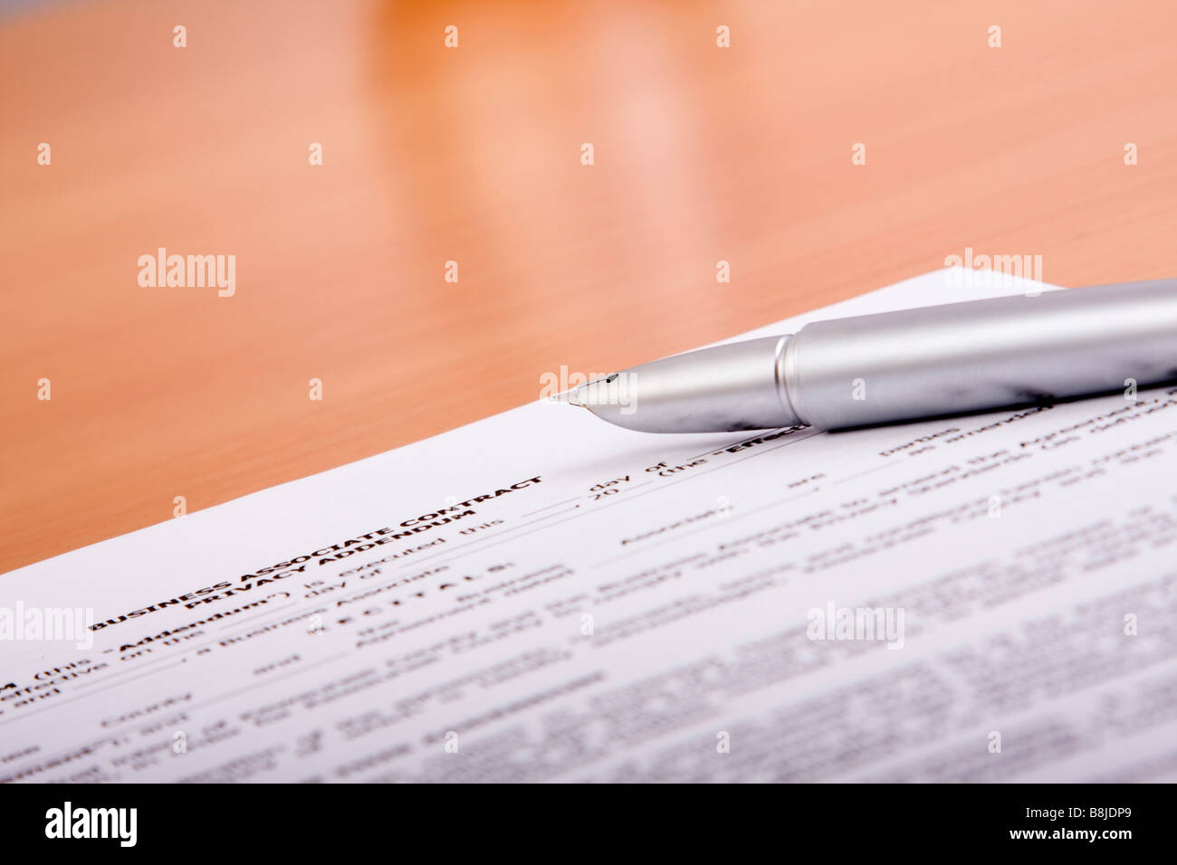 Detalle de un contrato genérico con una pluma para firmar el enfoque  selectivo Nota contrato ficticio Fotografía de stock - Alamy
