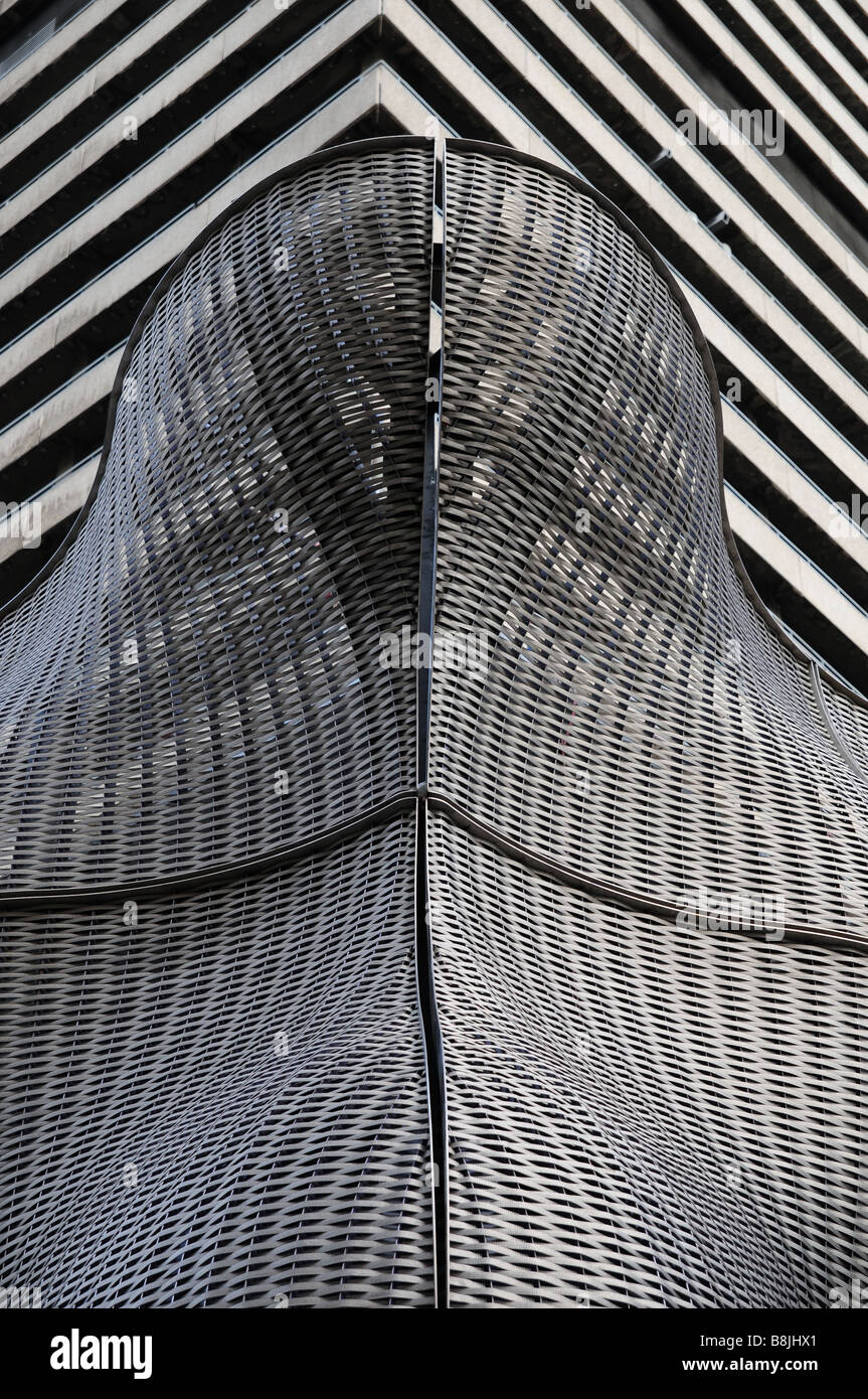 La curvatura contemporánea estructura Siglo XXI en frente de un estereotipo rectilíneas 1960's o 1970's tower block. Foto de stock