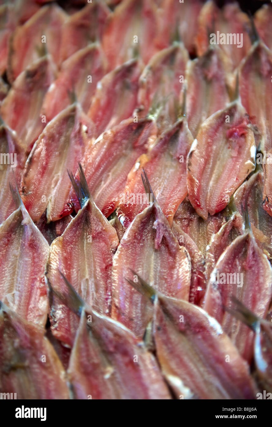 Las anchoas frescas del mercado de pescado de Rialto de Venecia Foto de stock