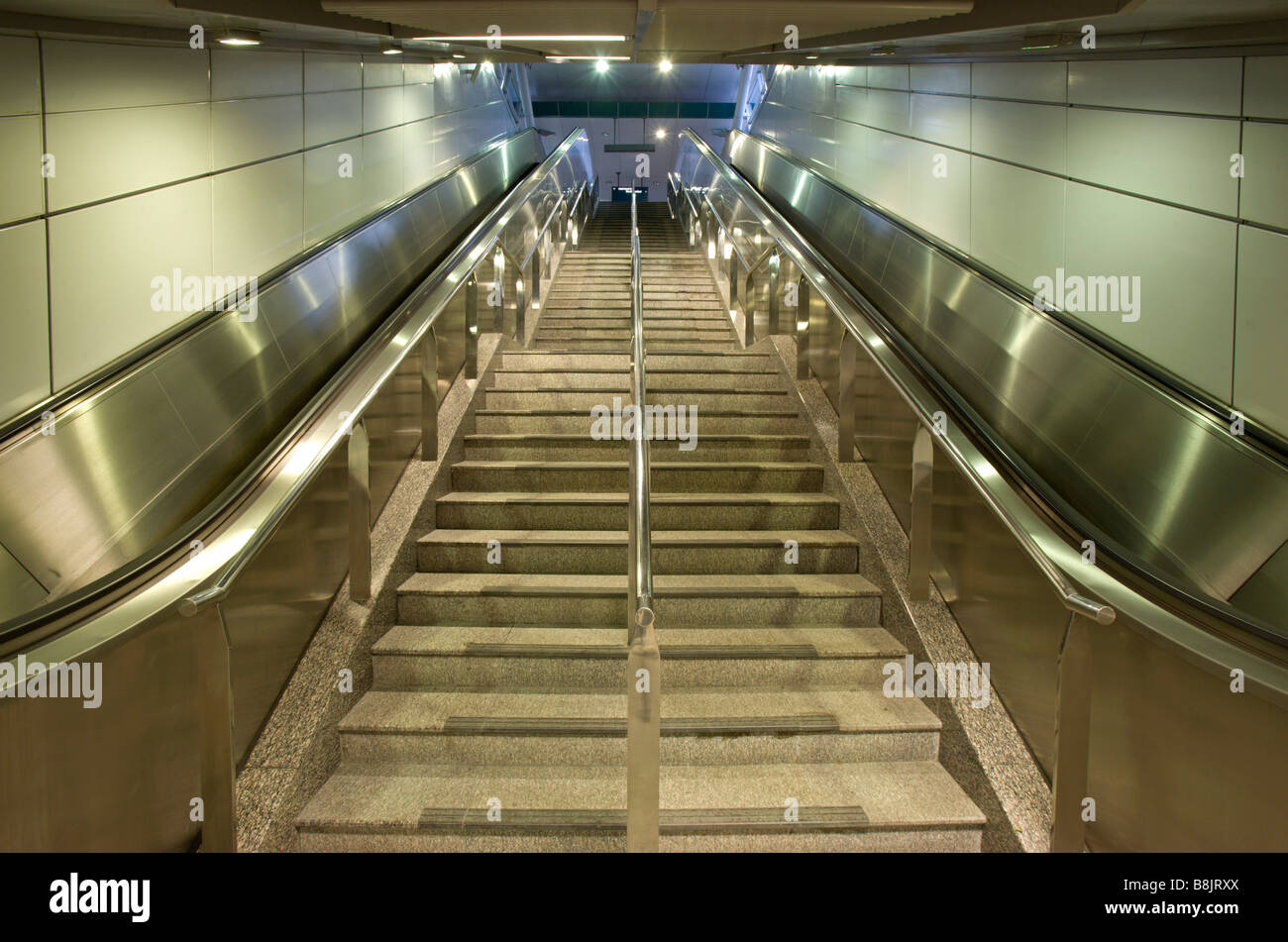 Vinculación Esclators hasta la estación de metro MRT de Singapur Foto de stock