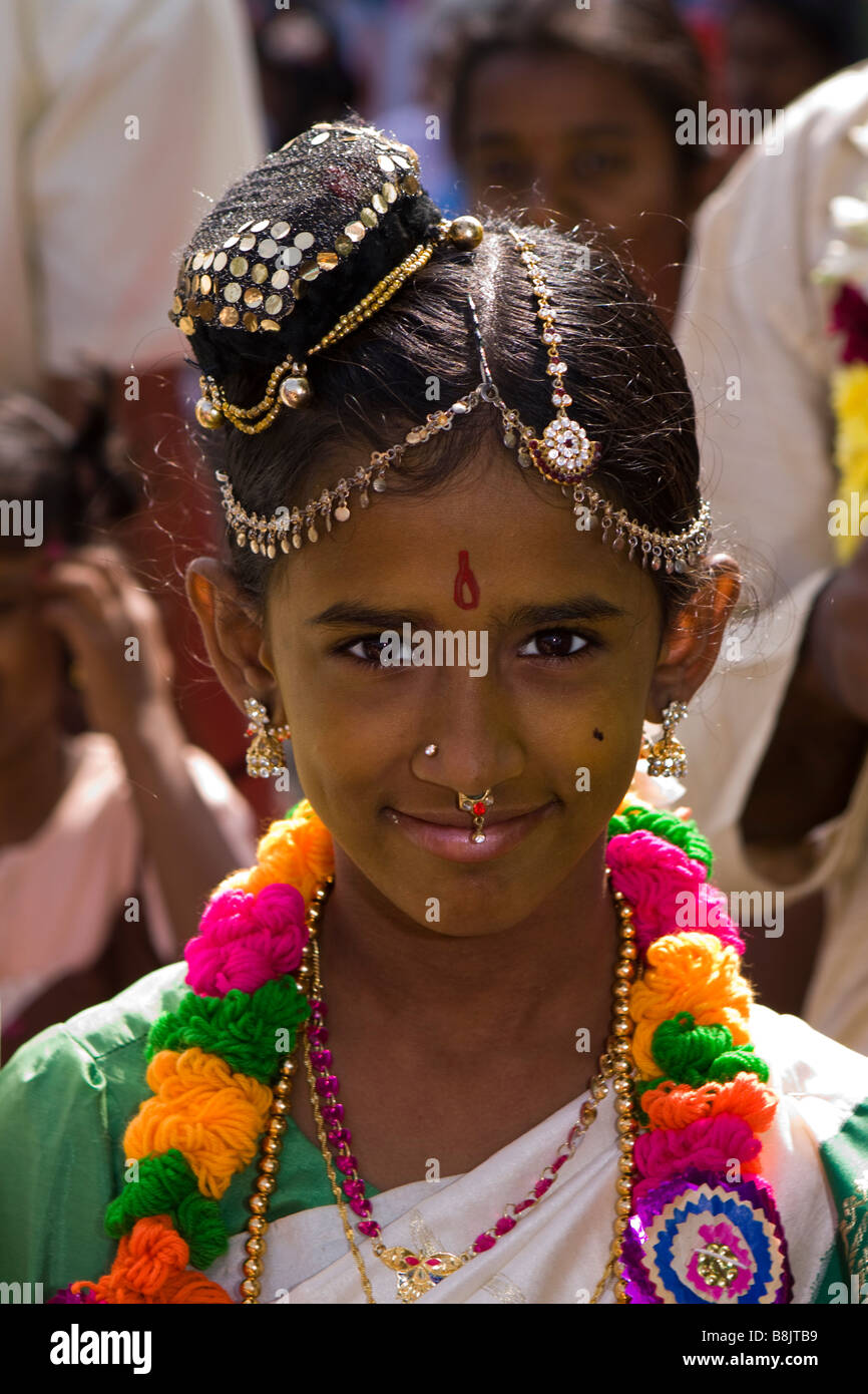 Tamil Nadu, India Madurai Thiruchuli aldea celebración Pongal niña hindú en traje Foto de stock