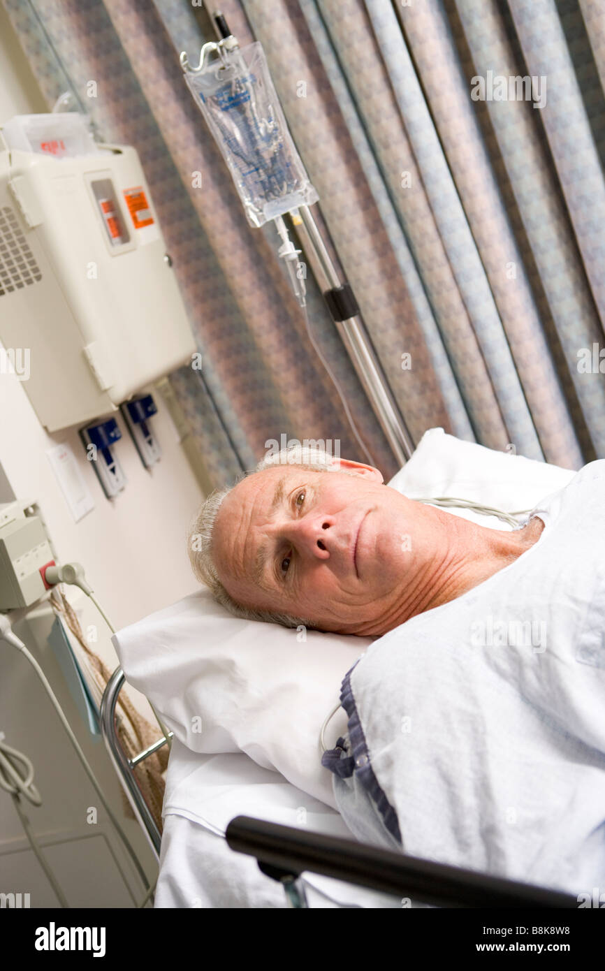 Paciente en cama de hospital Foto de stock