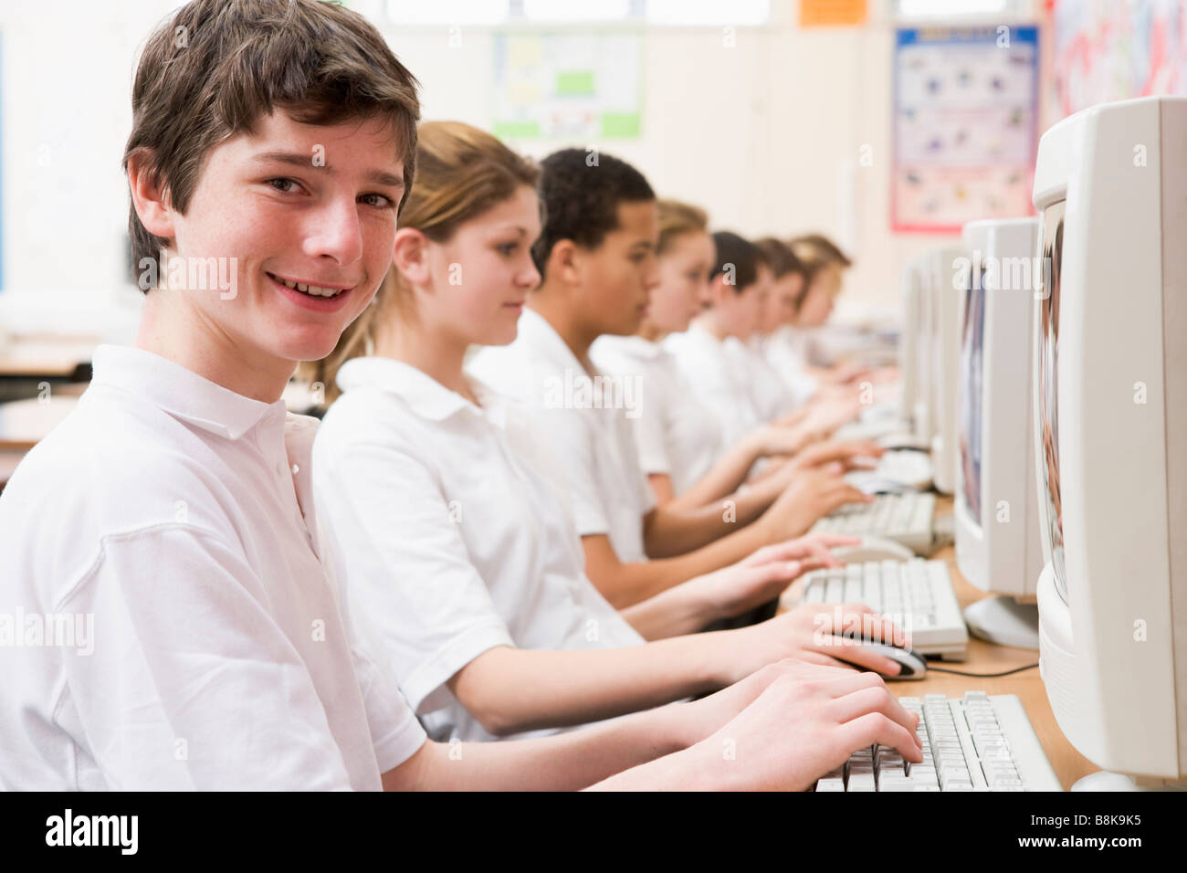 Los estudiantes que trabajan en estaciones de trabajo Foto de stock