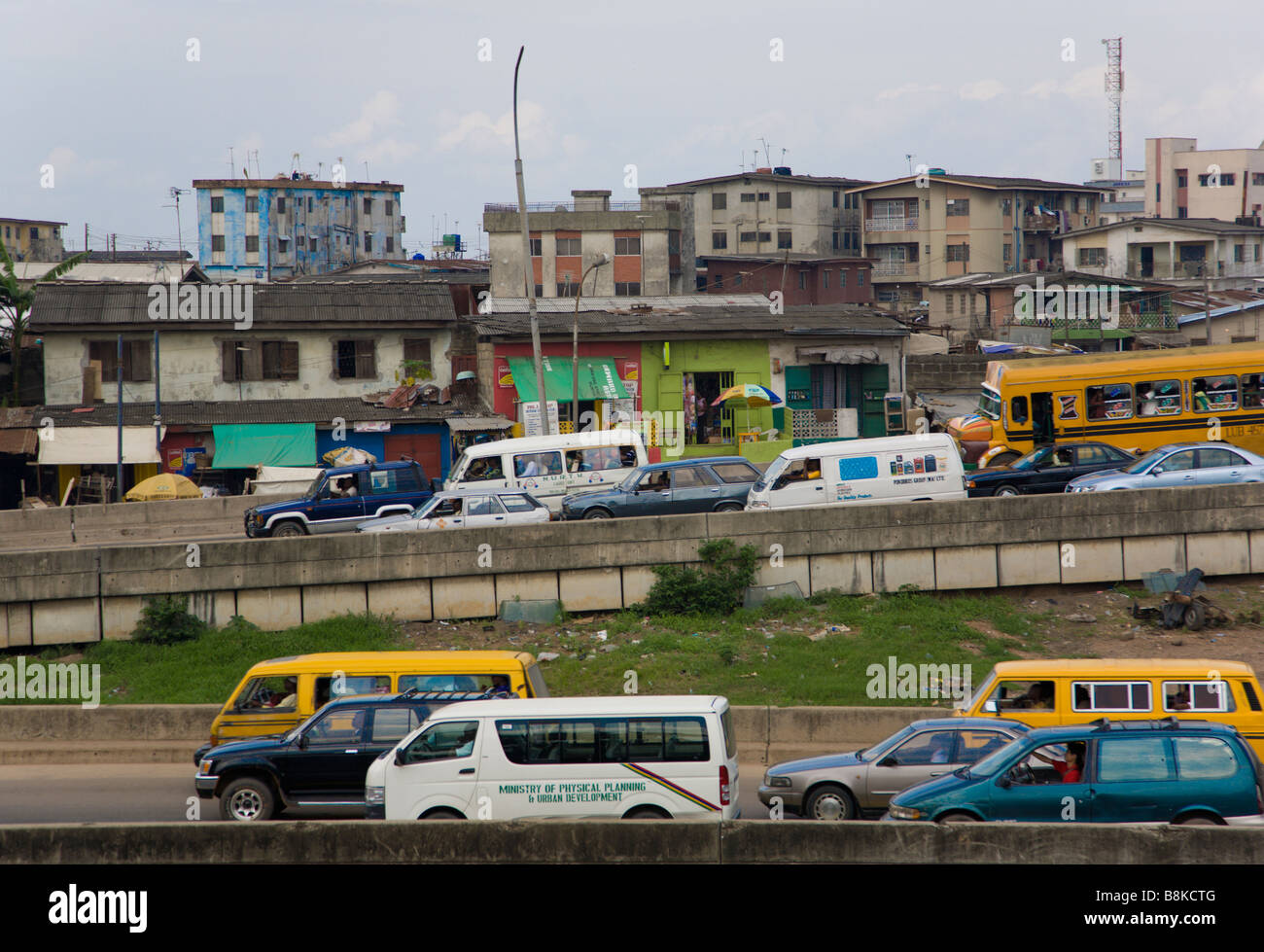 Lagos, la ciudad más populosa de Nigeria, es famosa por sus atascos de tráfico, denominado 'lento'. Foto de stock