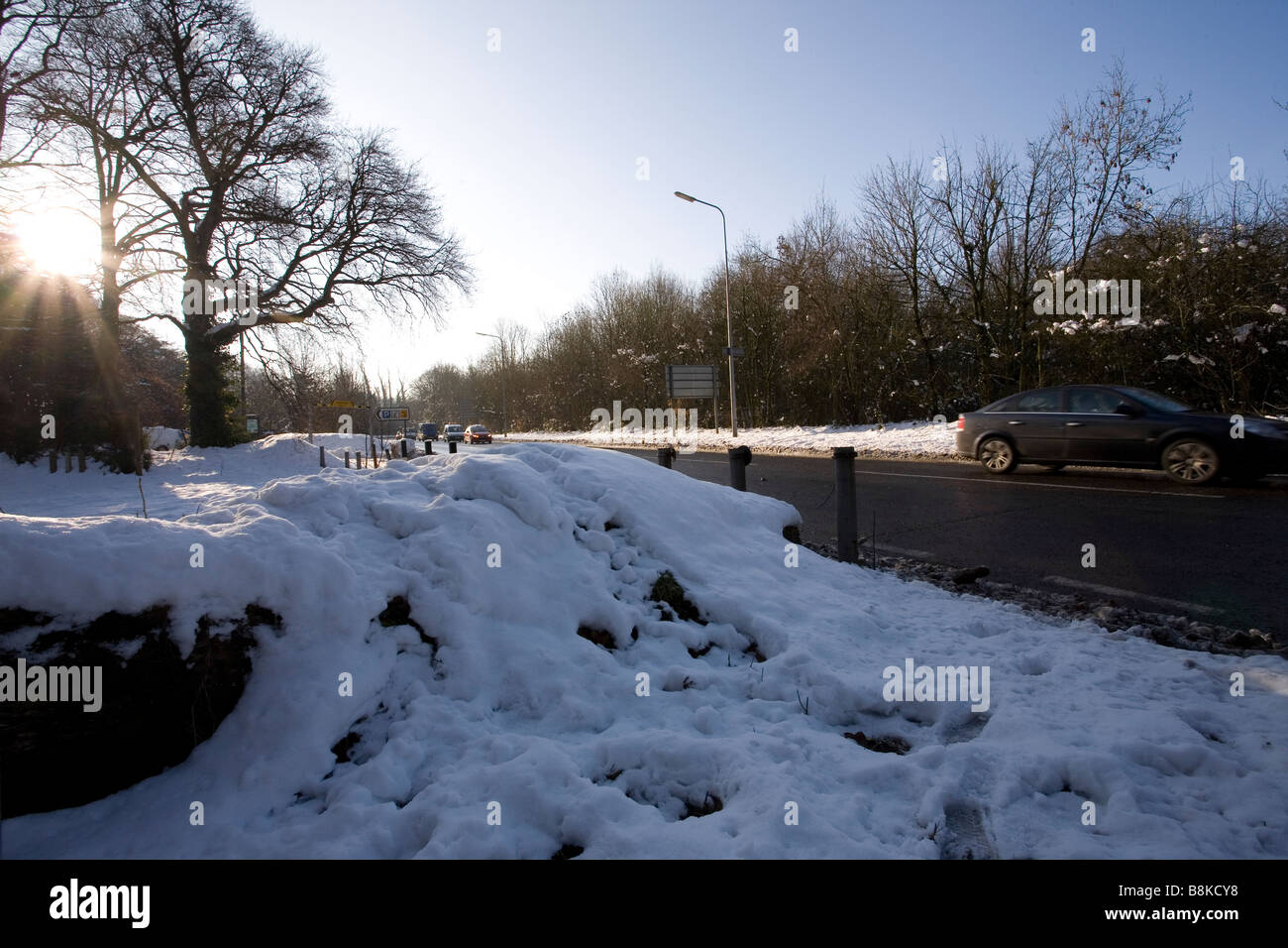 A24 coche coches carretera principal nieve soleada Uk invierno ventoso Foto de stock