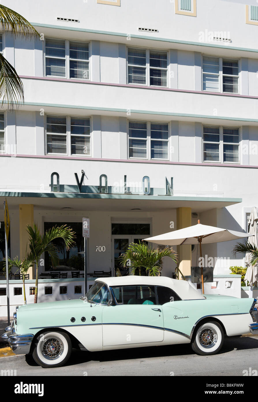 1950 Buick Convertible especial delante del Avalon Hotel art deco de Ocean Drive, South Beach, Miami Beach, Florida Foto de stock