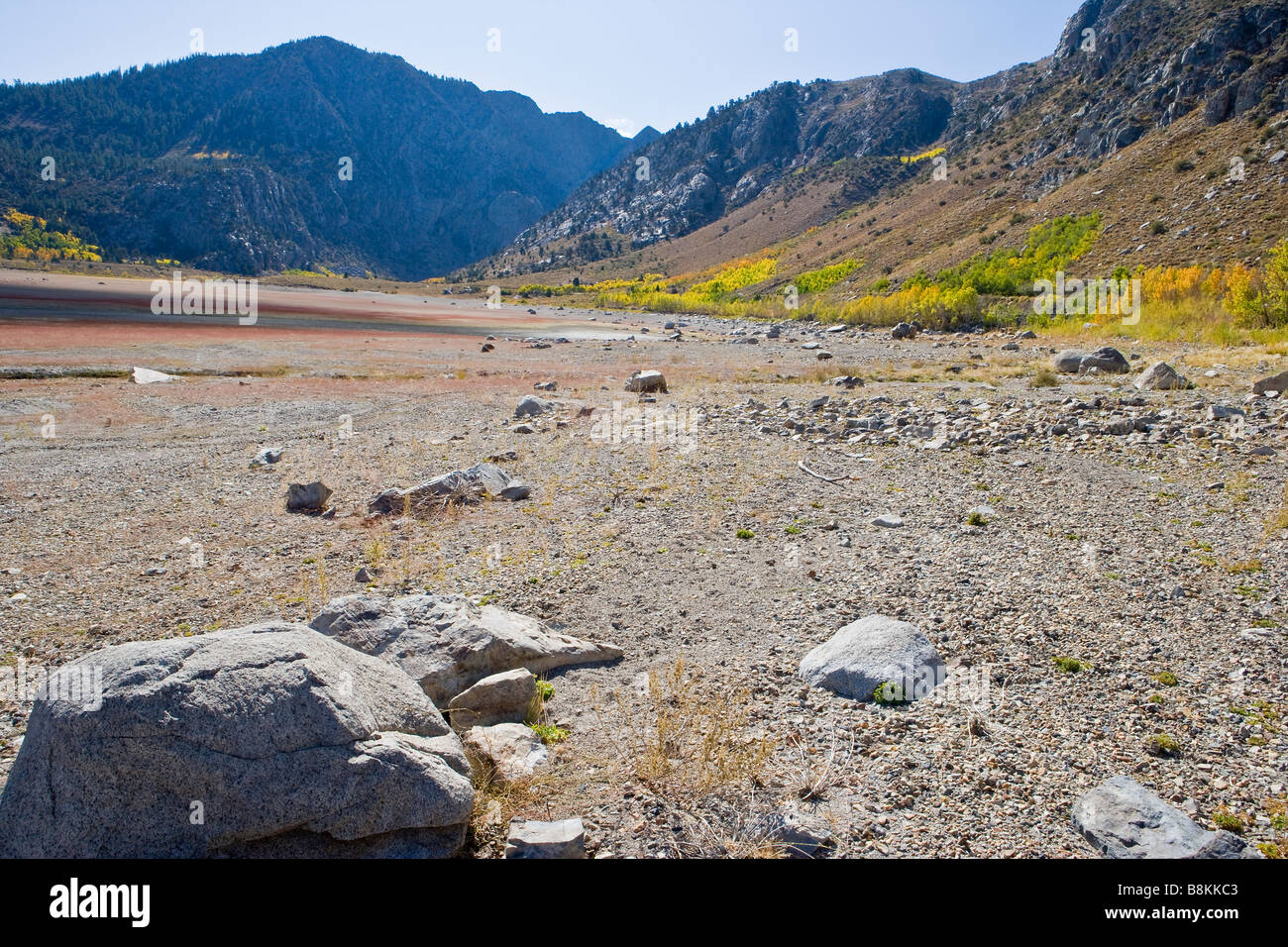 Conceder el lago casi vacío, debido a la sequía de junio Lake Loop Sierra Nevada Mountains, California, Estados Unidos de América Foto de stock