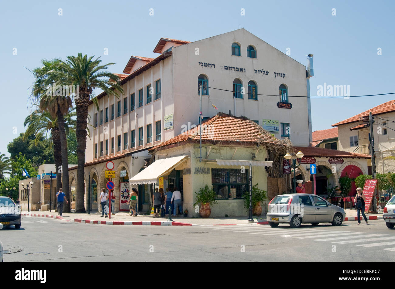 Gran edificio y calle, Zichron Yaakov, Israel, Mar Mediterráneo, Asia Foto de stock