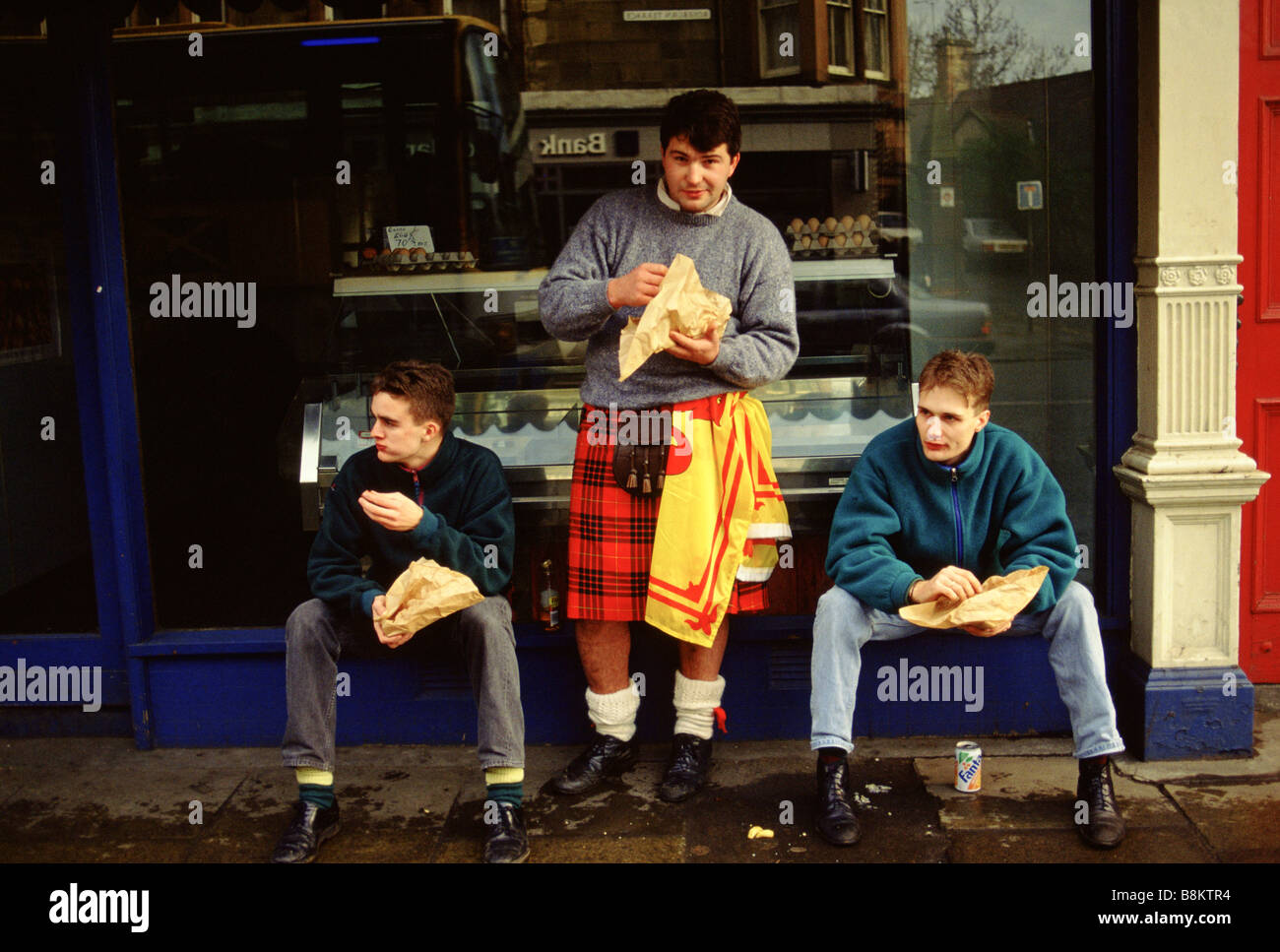 Edimburgo Scotland Reino Unido simpatizantes sentarse fuera un partido de rugby Francia Escocia v. Foto de stock