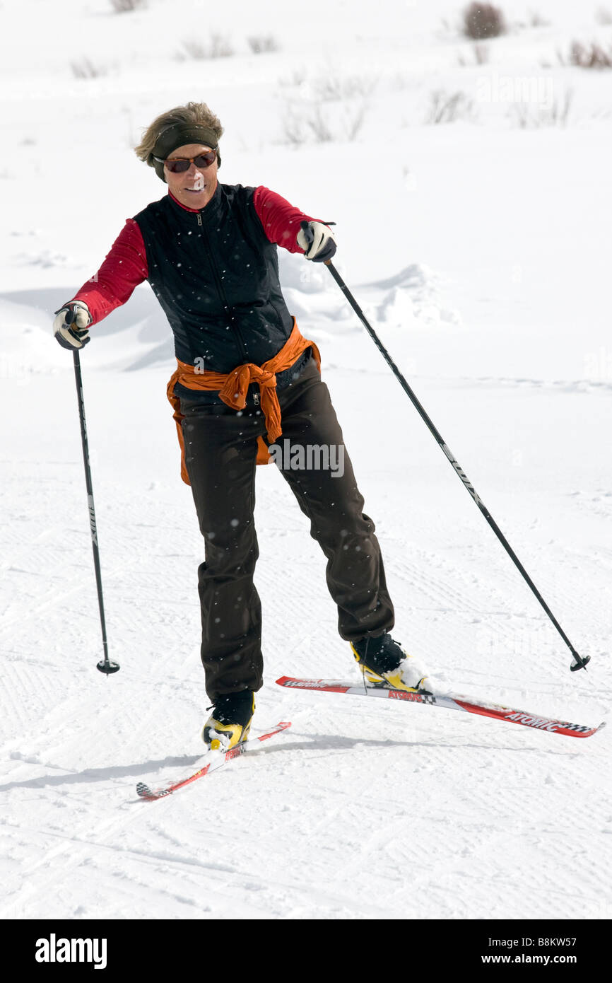 Esquiador de skate femenino en el Tennessee Pass Nordic Centre cerca de  Leadville, Colorado, EE.UU Fotografía de stock - Alamy