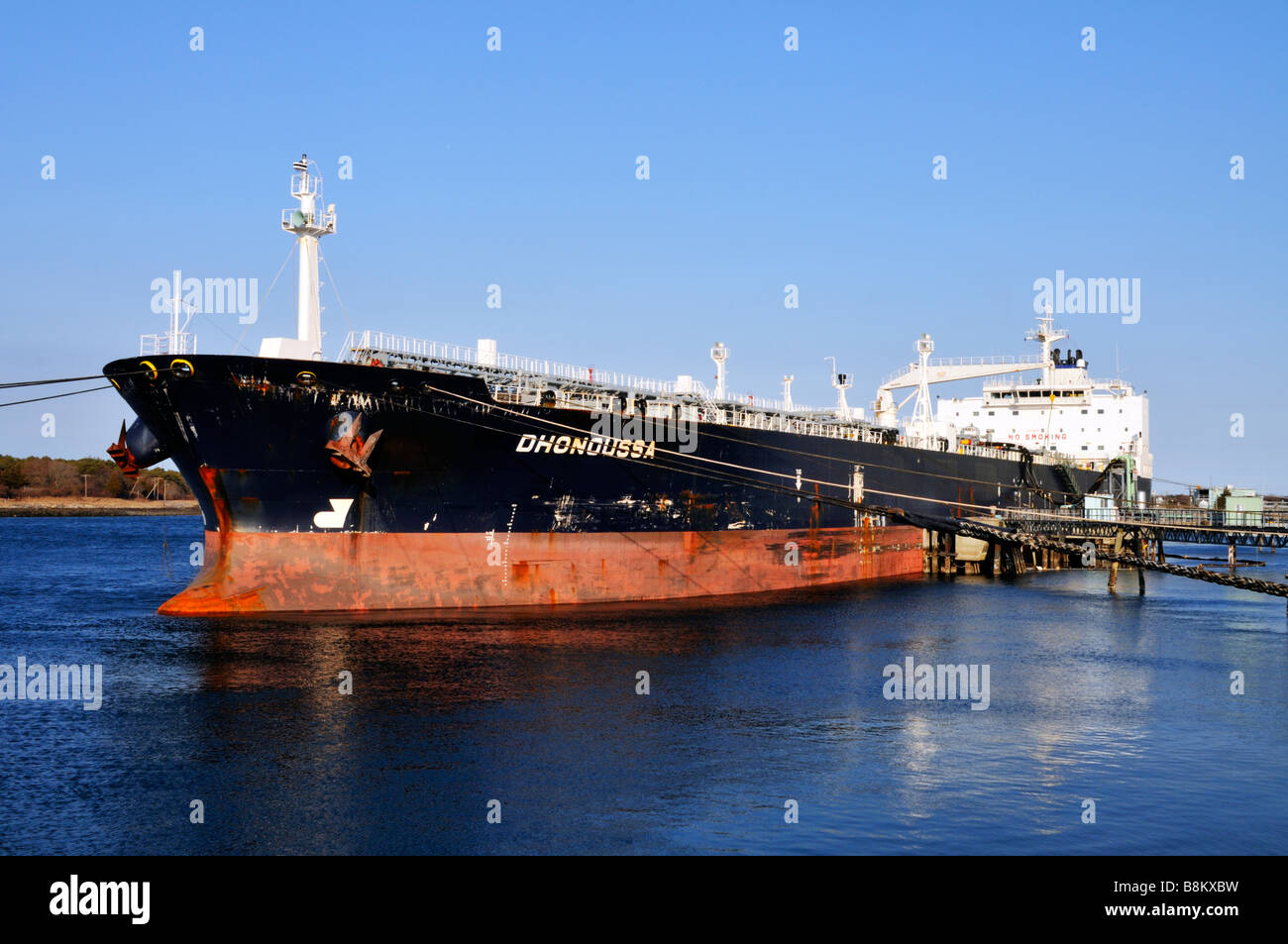 Crudo griego petrolero Dhonoussa acoplado en el Canal de Cape Cod en Mirant planta eléctrica en Sandwich, Massachusetts EE.UU. para descarga de aceite combustible Foto de stock
