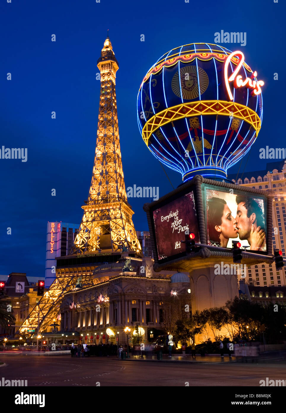Paris Hotel and Casino con la Torre Eiffel en el strip de Las Vegas, Nevada, EE.UU. Foto de stock