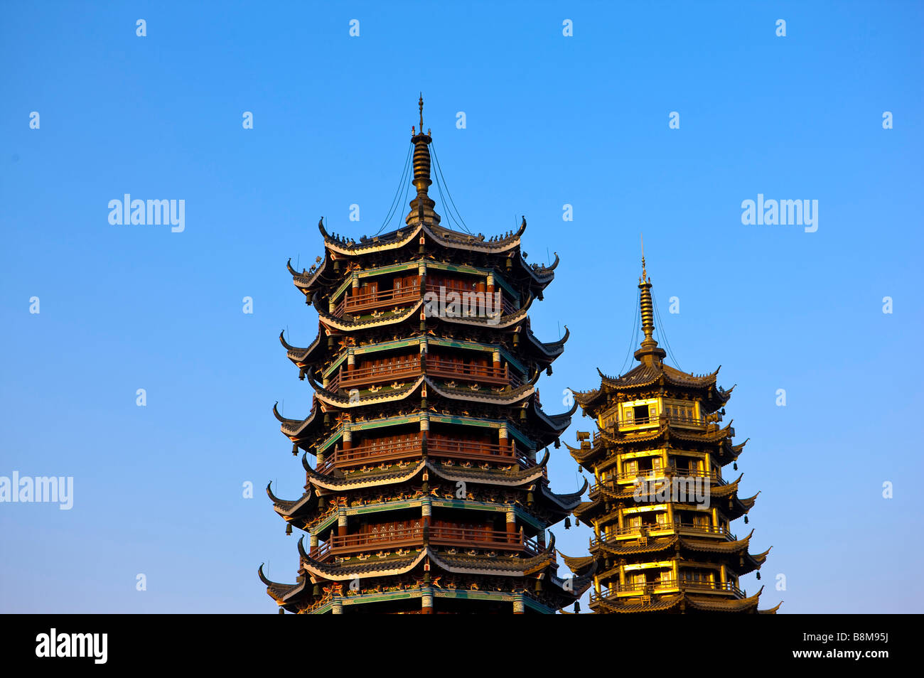 Torre de gemelos en Guilin Guangxi China Foto de stock