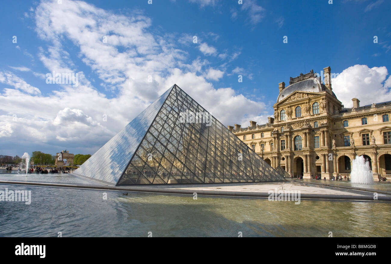 Fuentes Pyramide y exterior del Musee du Louvre Paris Francia Europa Foto de stock