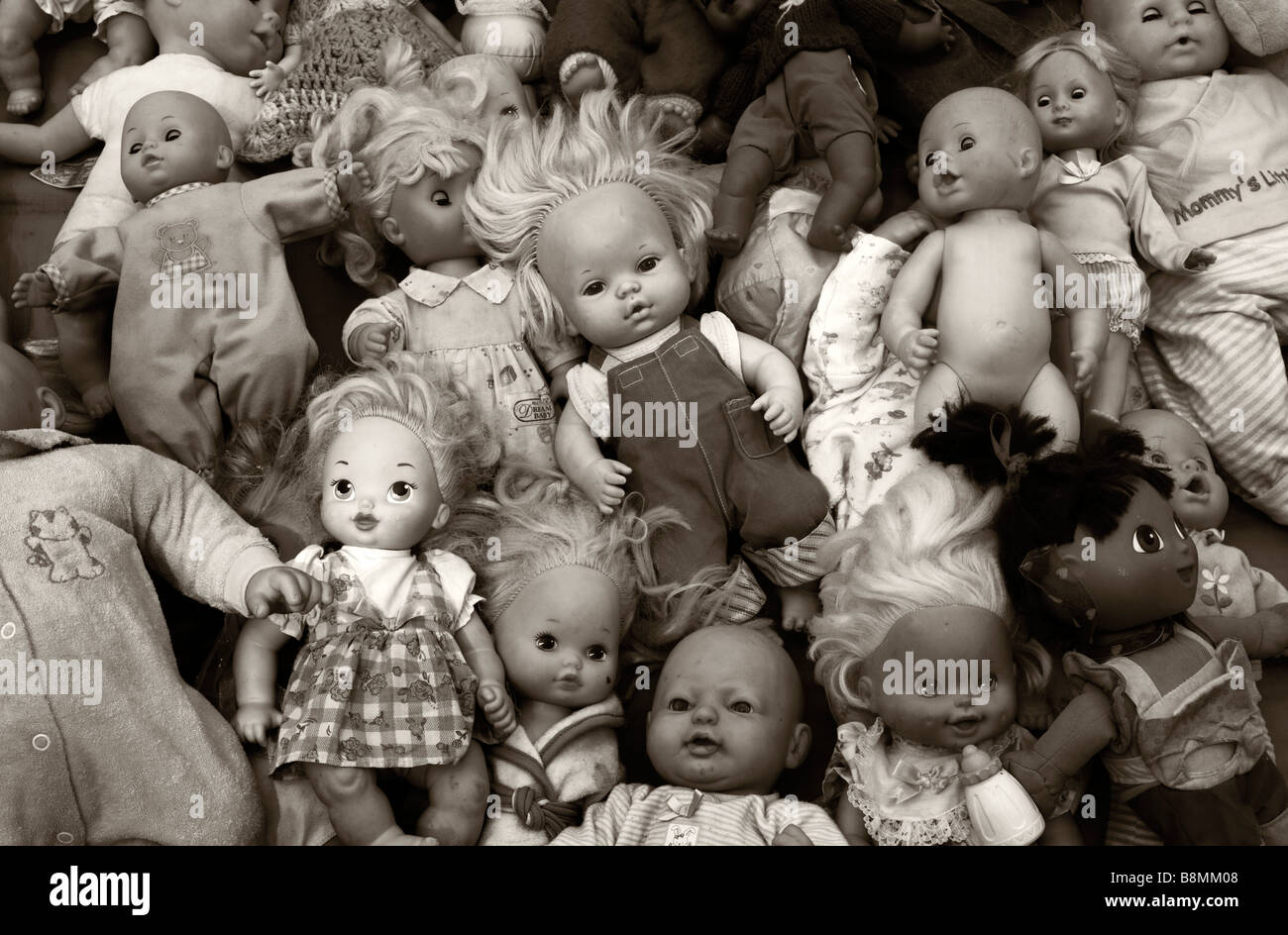 Muñecas de segunda mano para su venta en el mercado en Tupiza Bolivia  Fotografía de stock - Alamy