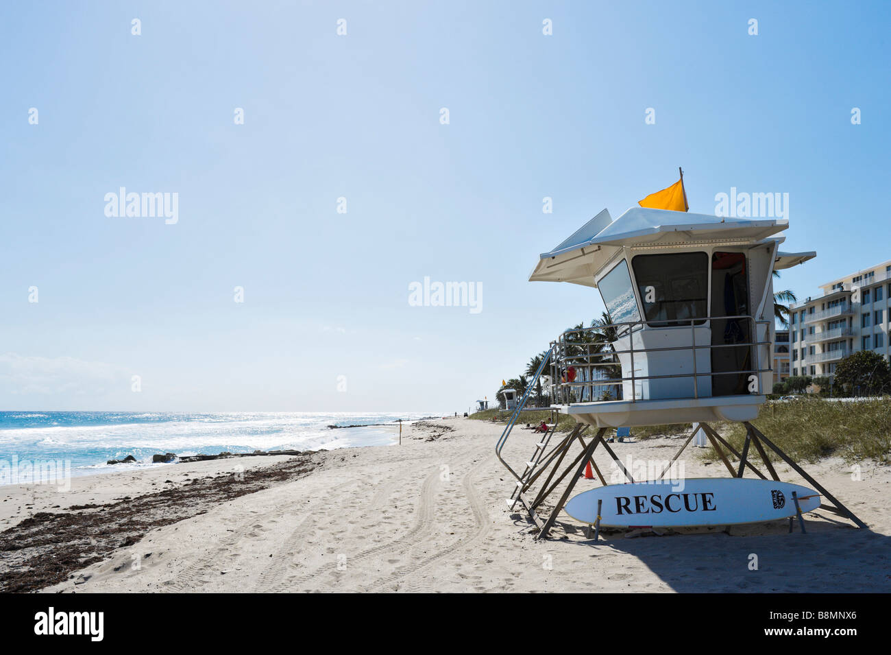 Cabaña de socorrista en la playa, cerca de la intersección de South Ocean Boulevard y la Avenida Brasil, Palm Beach, Gold Coast, Florida Foto de stock