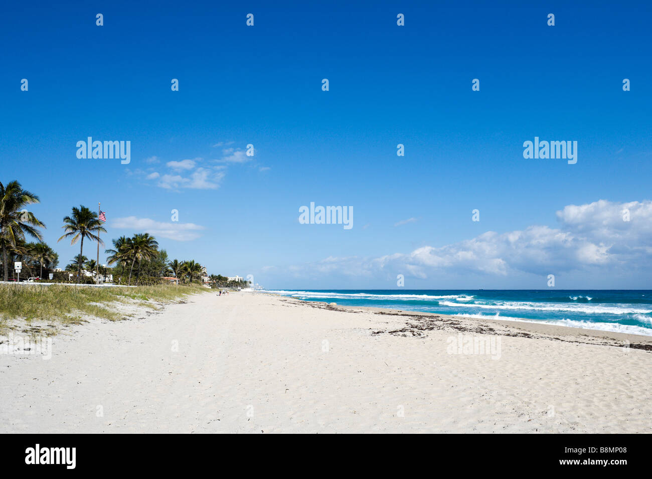 Playa cerca de la intersección de South Ocean Boulevard y la Avenida Brasil, Palm Beach, Gold Coast, Florida, EE.UU. Foto de stock