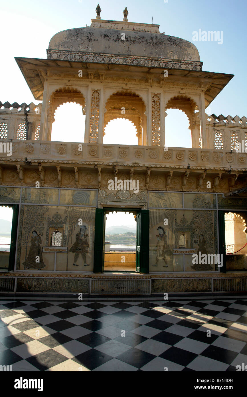 Vista interior del palacio de la ciudad, con edificios de piedra arenisca tallada y piso de baldosas Foto de stock