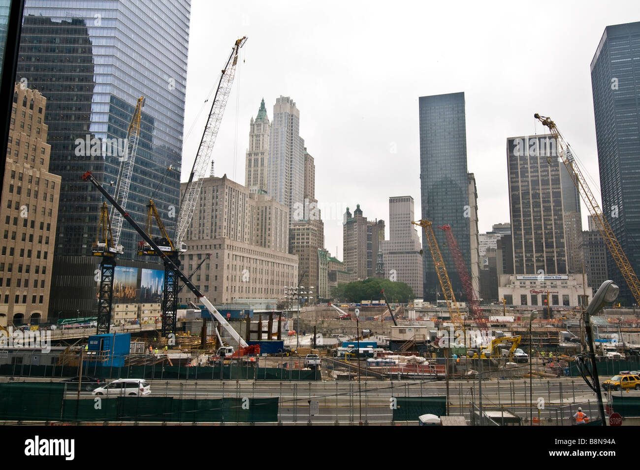 Operación de limpieza en la zona cero, sitio del ataque terrorista del 11 de septiembre y el colapso de las torres gemelas del World Trade center Foto de stock