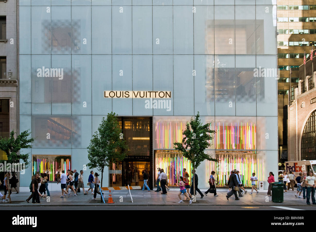 La Louis Vuitton store en la Quinta Avenida de Nueva York, visto el  domingo, 1 de diciembre de 2019. decorado para la temporada de vacaciones.  (© Richard B. Levine Fotografía de stock - Alamy