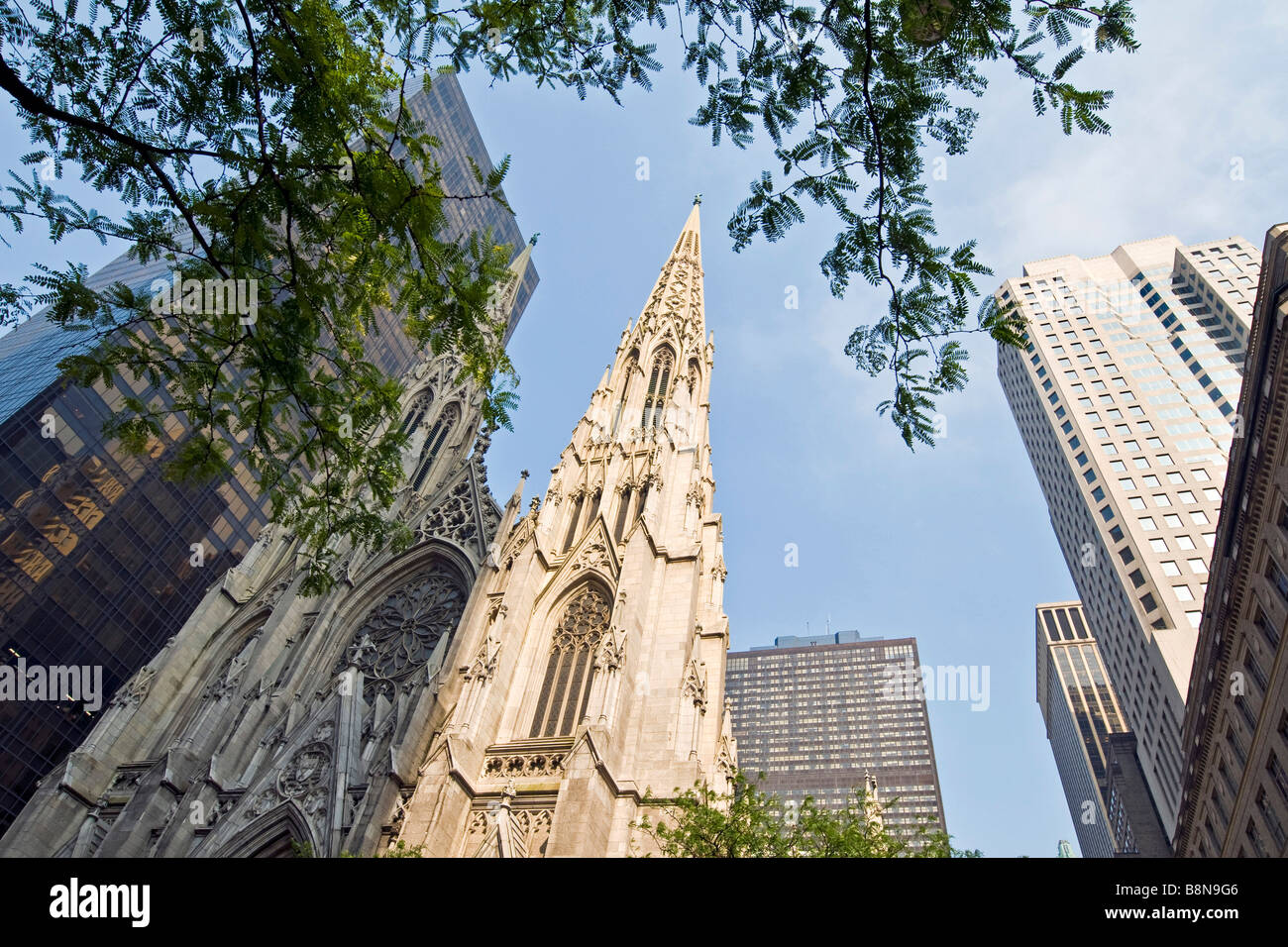 Capiteles de la Catedral de San Patricio en la quinta avenida de Nueva York Foto de stock