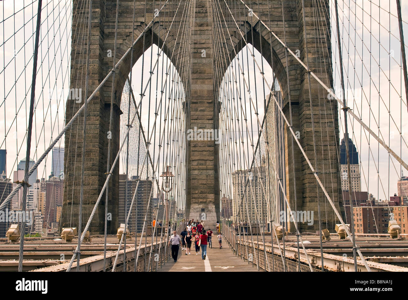 Los peatones en el puente de Brooklyn Foto de stock