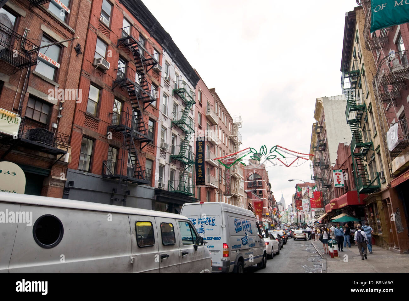 Escena de una calle en el barrio italiano de Manhattan conocida como