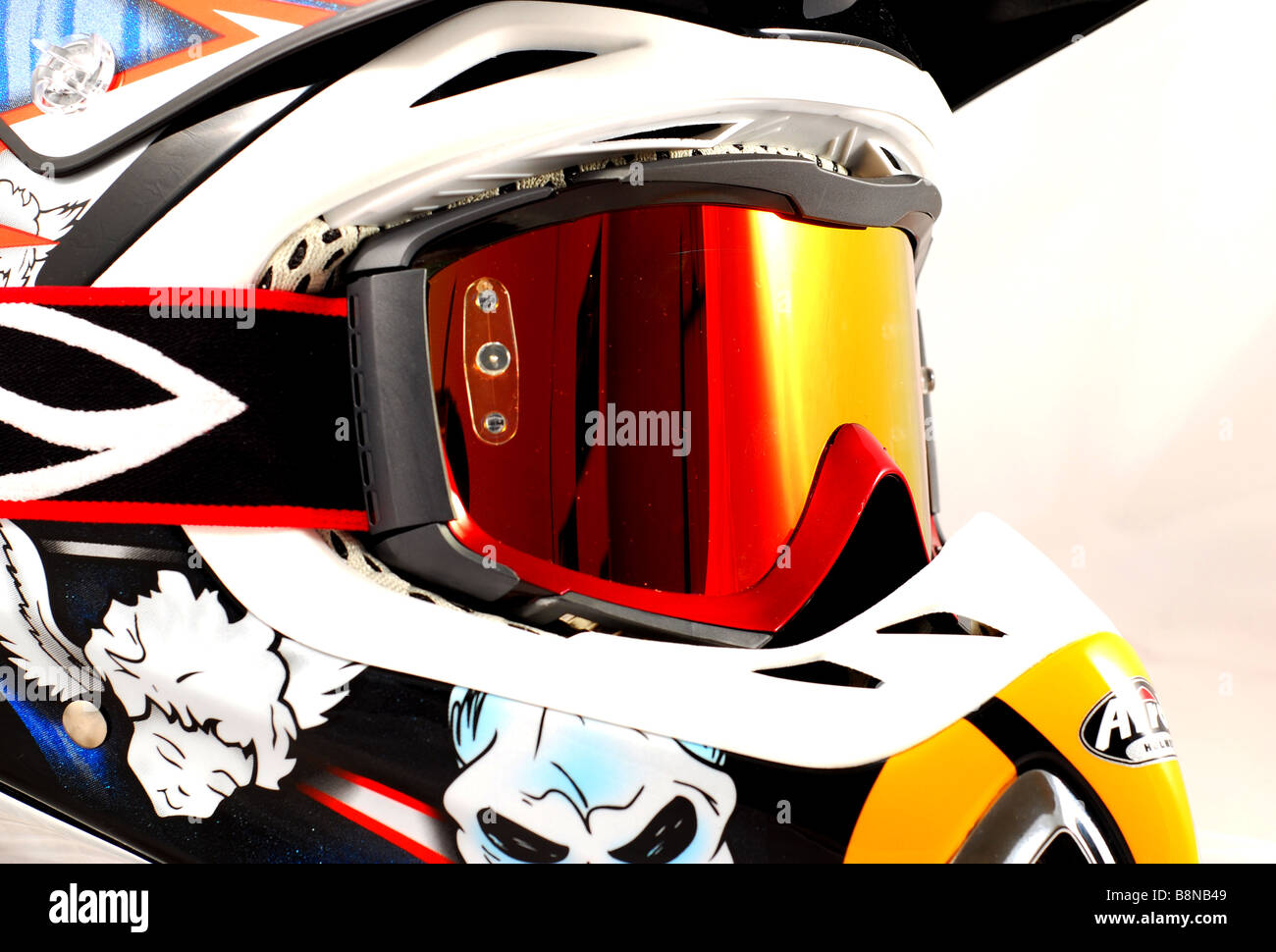 Gafas de motocross profesional en un casco de seguridad Foto de stock