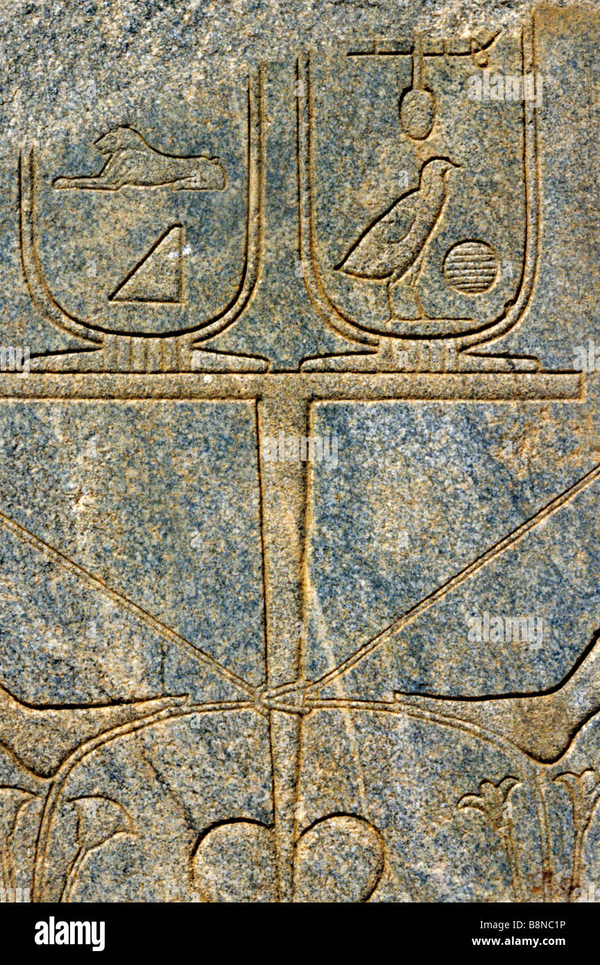 Jeroglíficos grabados rupestres en Karima Foto de stock