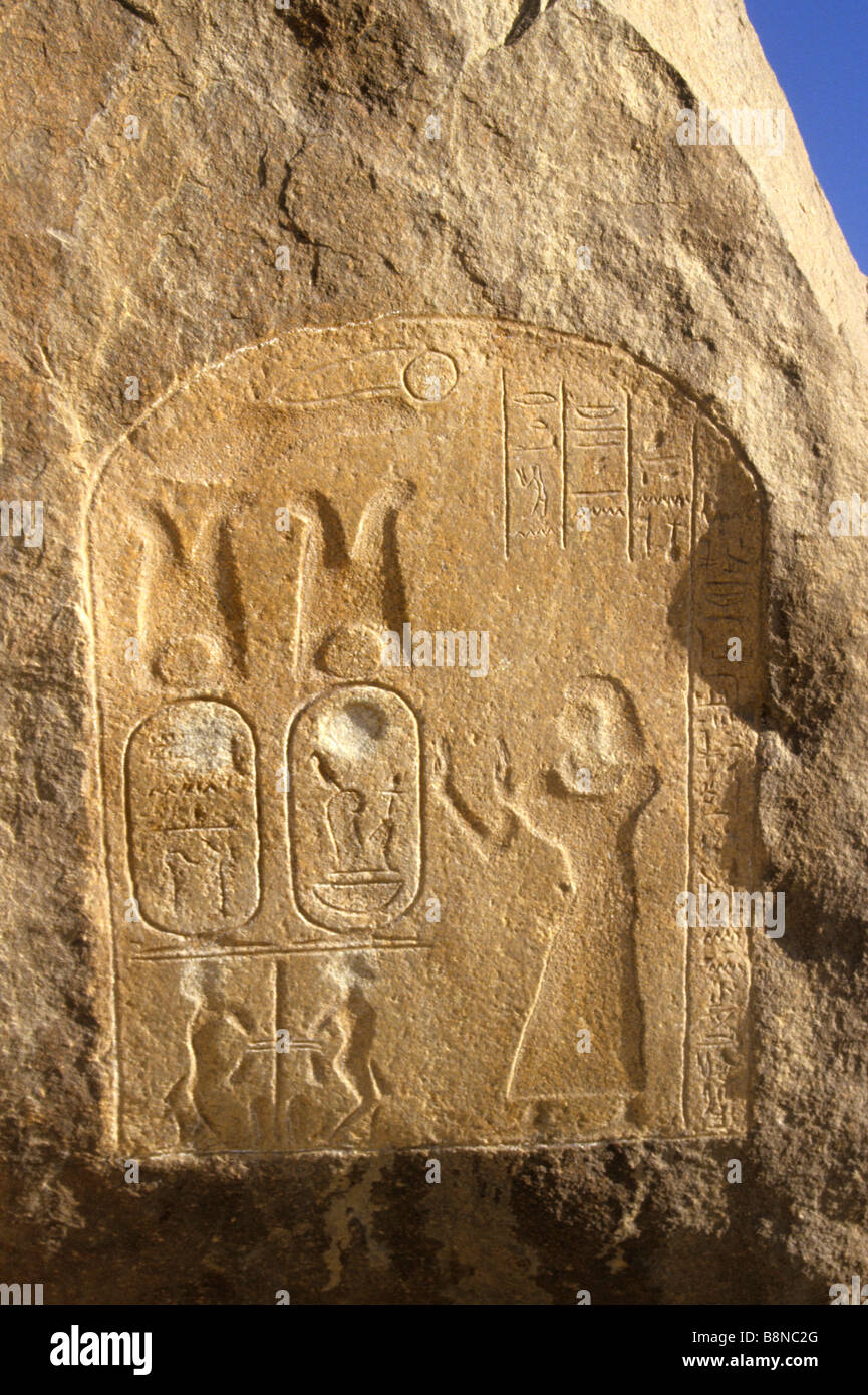 Jeroglíficos grabados rupestres en Karima Foto de stock