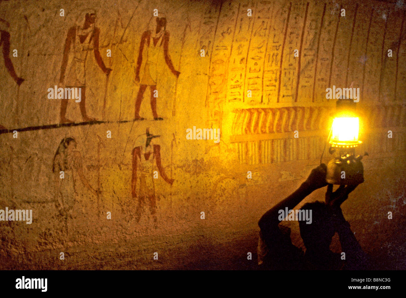 Guía de llevar una linterna para iluminar los jeroglíficos egipcios en