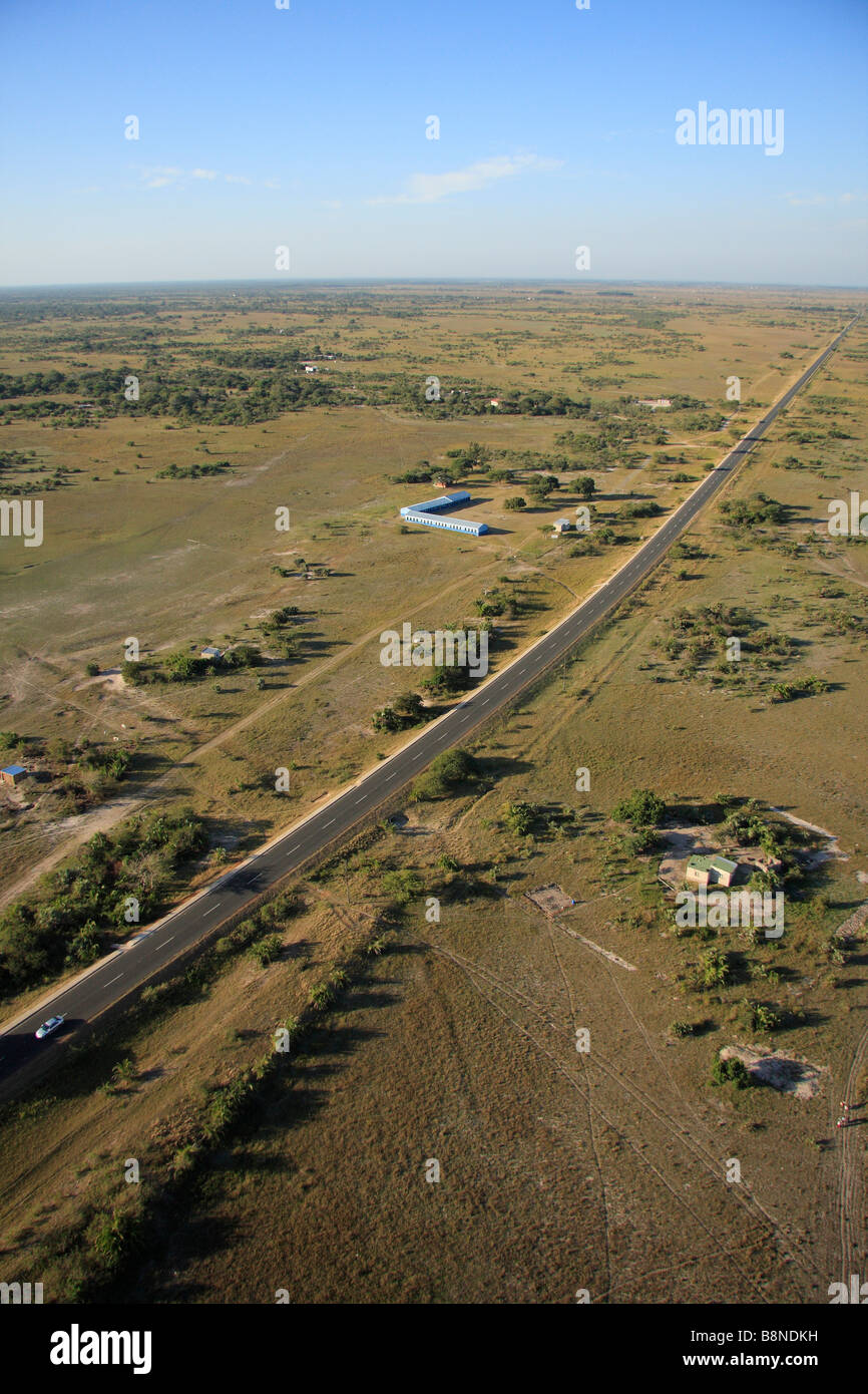 Vista aérea de la carretera principal a KwaNgwanase Foto de stock