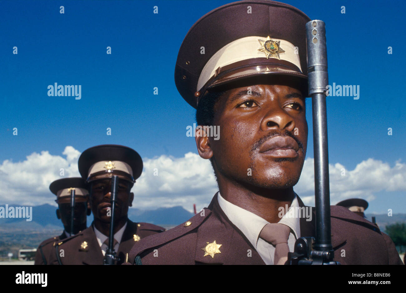 El último desfile militar celebrado en Qwa-Qwa uno del régimen de apartheid Sudafricano bantustán patrias ca. 1993 Foto de stock