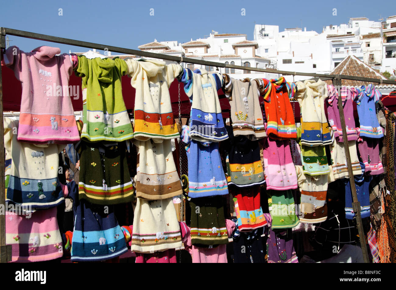 Colorida ropa para en venta en un puesto en el mercado en Frigiliana centro sur de España de stock - Alamy
