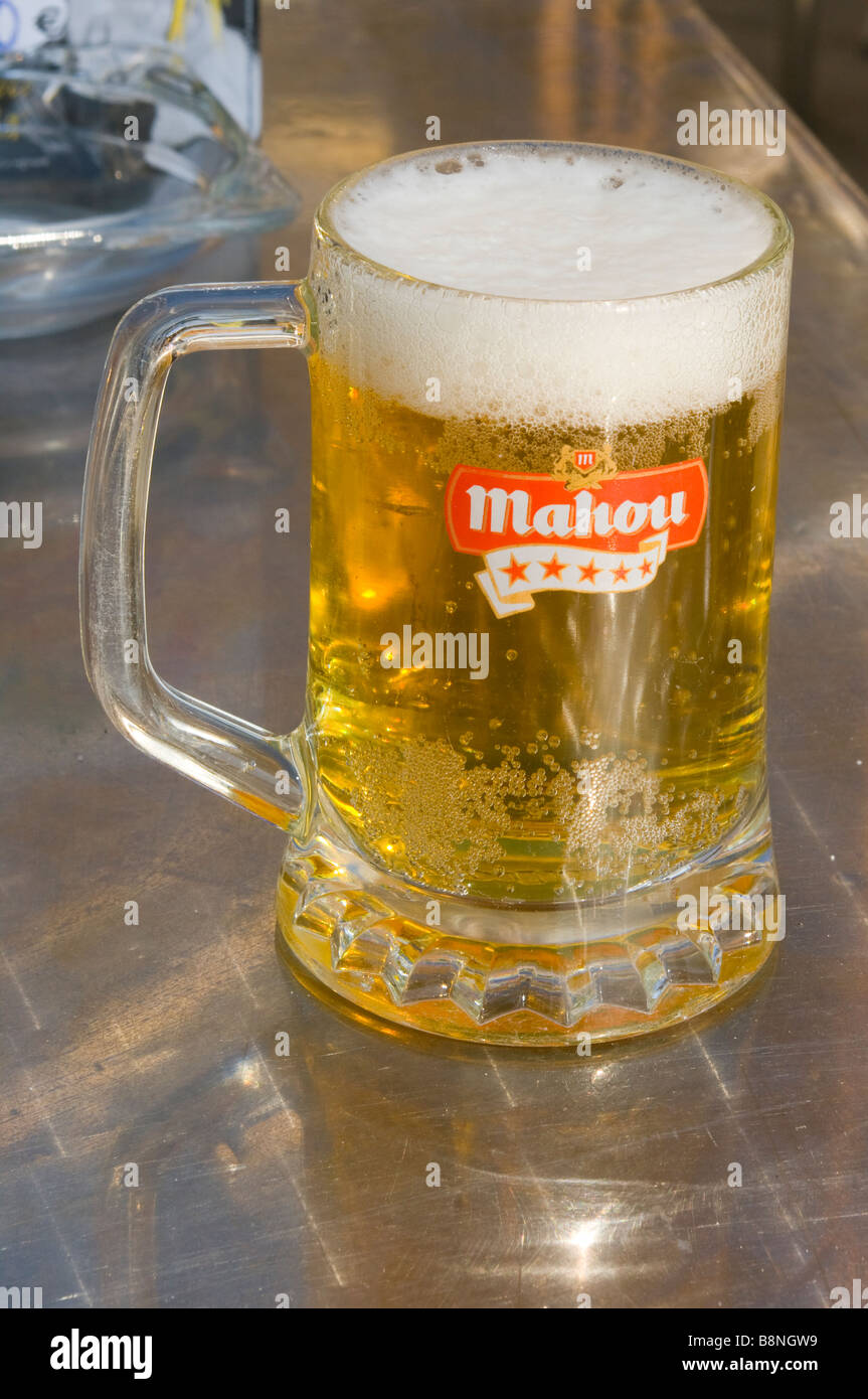 Jarra de cerveza helada Mahou Lager Fotografía de stock - Alamy