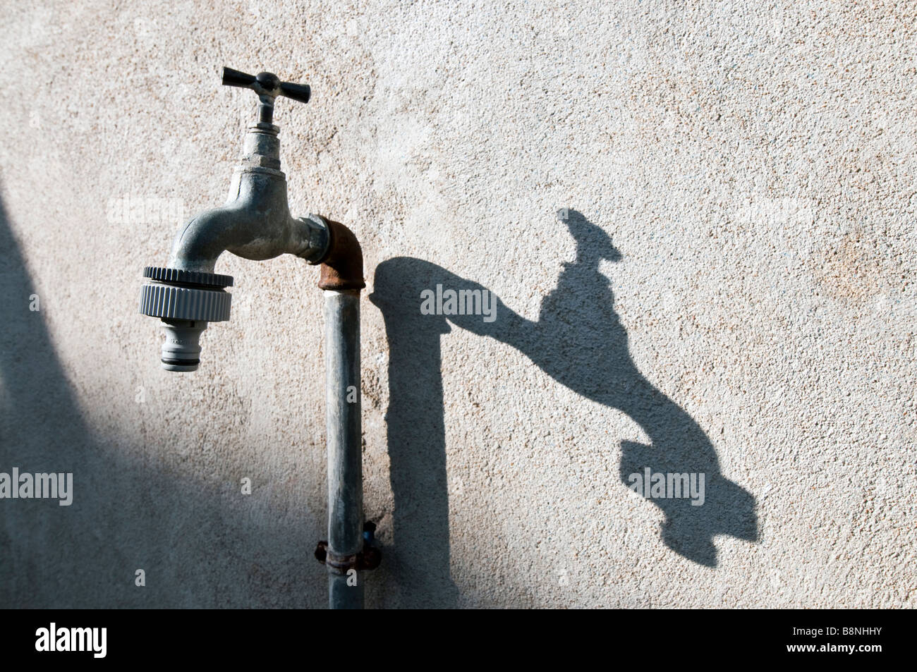 Grifo de agua exterior fotografías e imágenes de alta resolución - Alamy