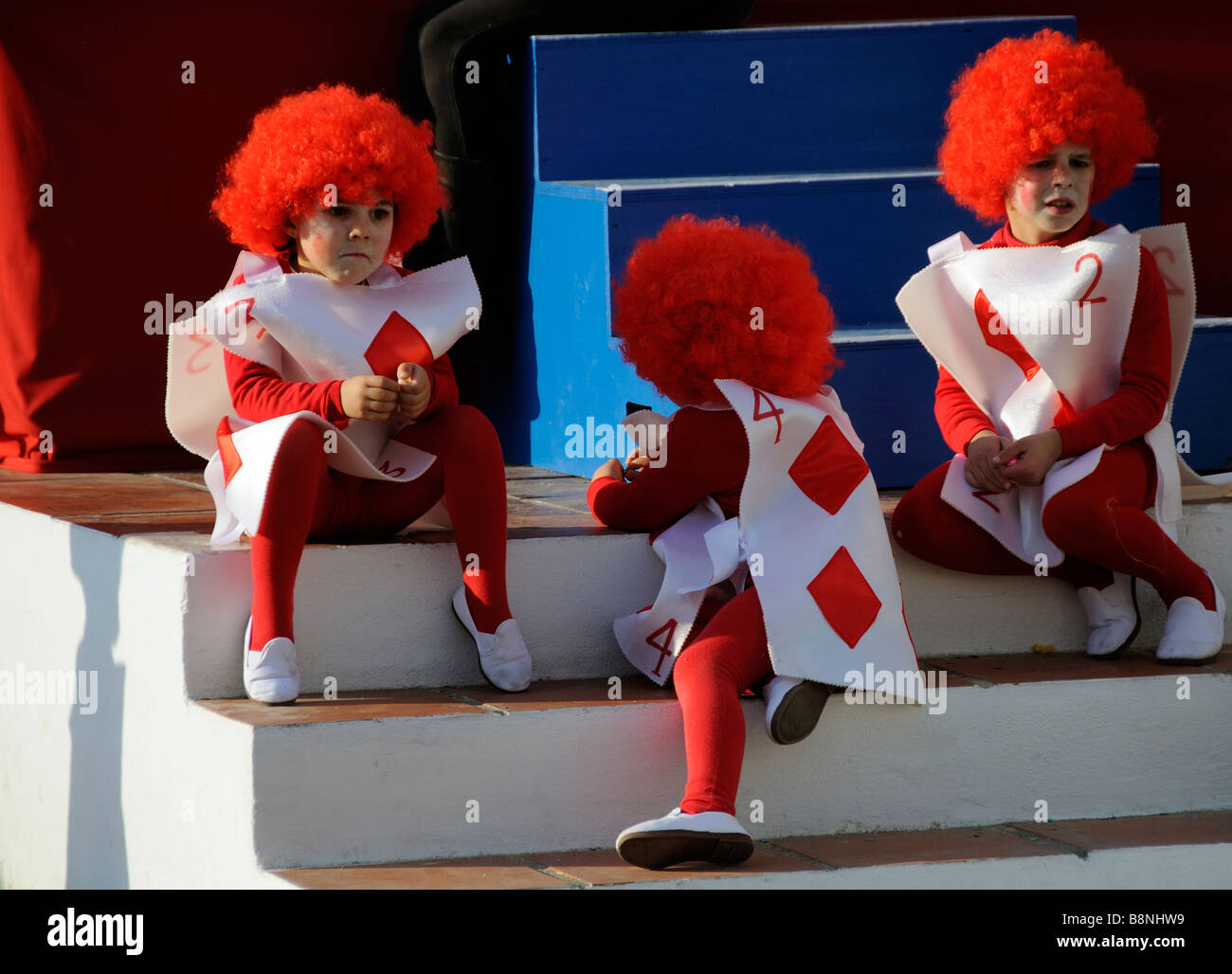 Los niños en los disfraces de carnaval en español en la ciudad costera de  La Herradura en te Costa Tropical sur de España Fotografía de stock - Alamy