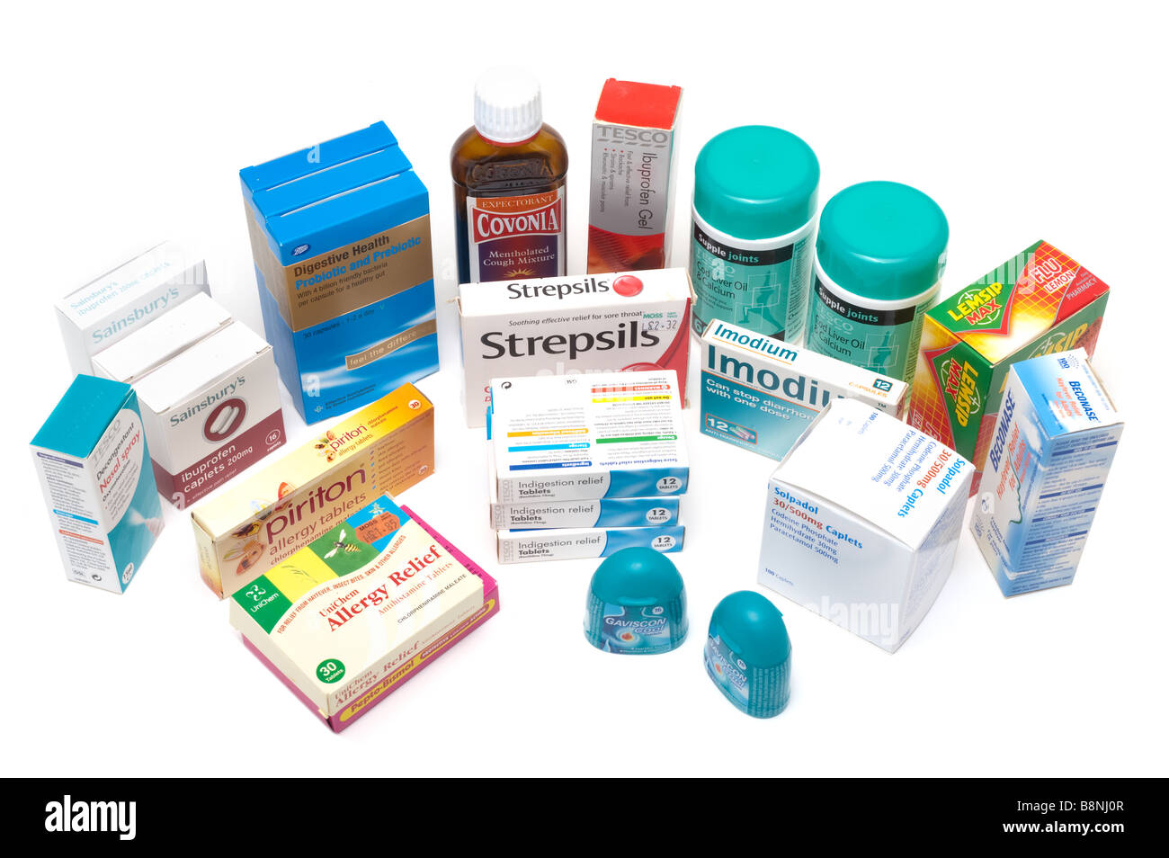 Una selección de productos de marca botellas y cajas de vitaminas y medicamentos analgésicos Foto de stock