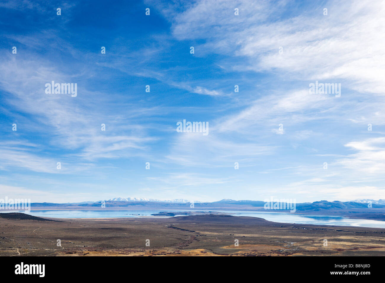 El Lago Mono desde US 395, Sierra Alta, California, EE.UU. Foto de stock