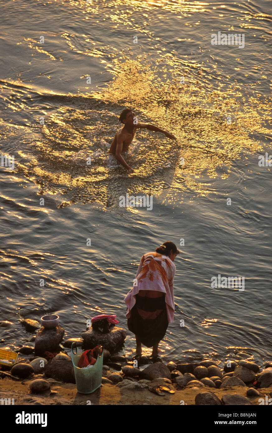 Las personas bañarse en el Río Irrawaddy Ayerwaddy cerca de Myitkina Kachin Birmania Foto de stock