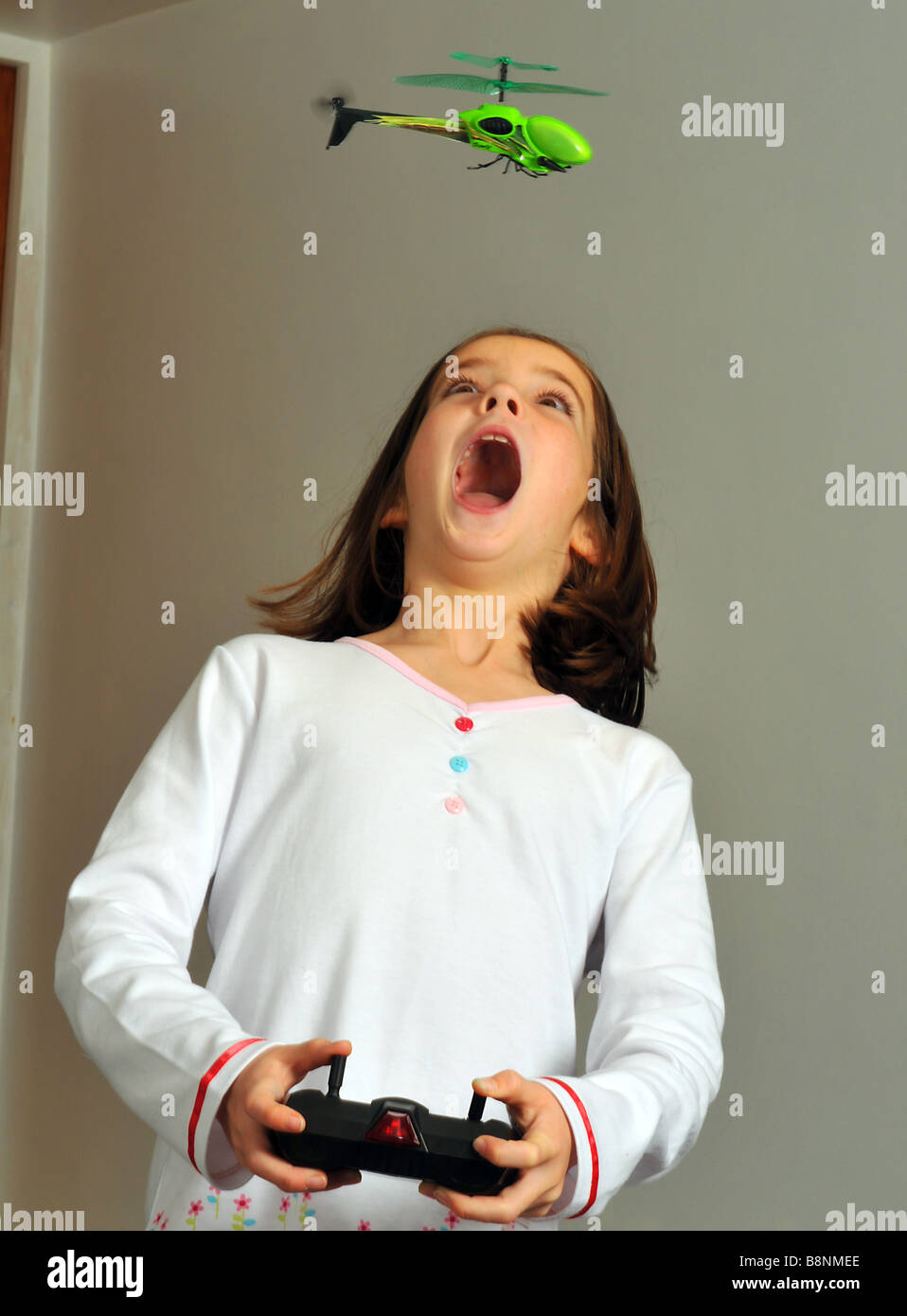 Control Remoto" en helicóptero niño jugando con un helicóptero de juguete  Fotografía de stock - Alamy