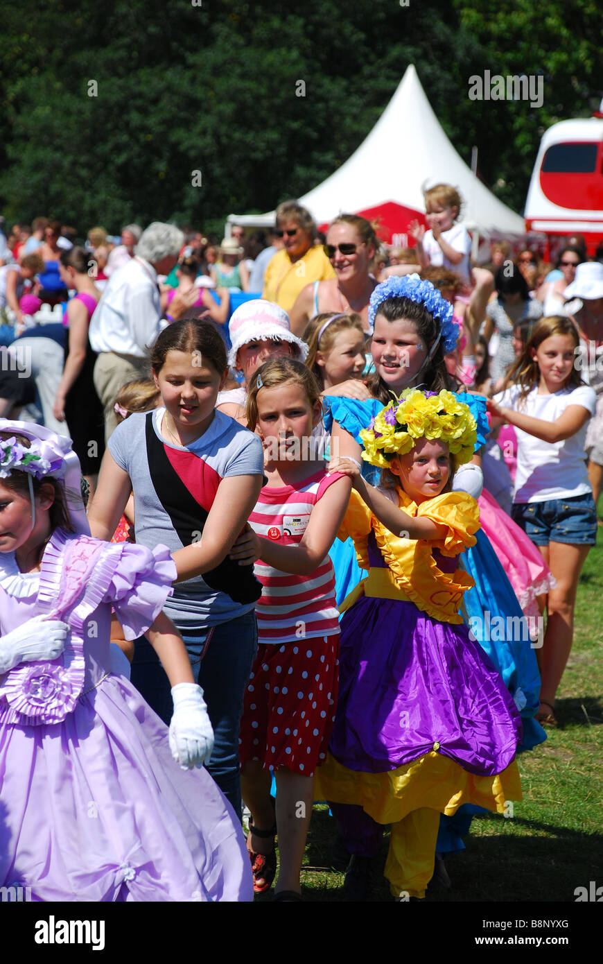Juegos para niños en los parques fotografías e imágenes de alta