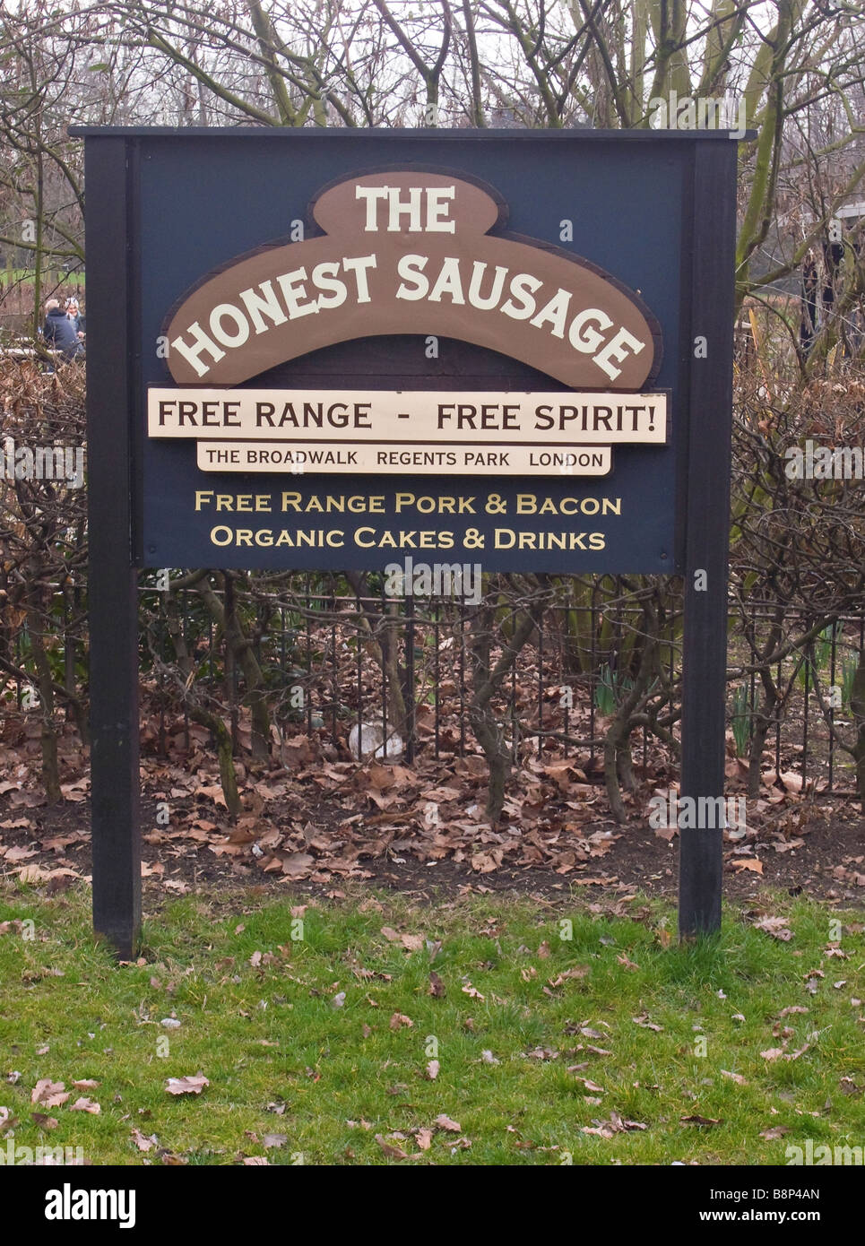 El letrero de café Honest Sausage (ahora cerrado) sirve comida orgánica en Regent's Park, Londres, Reino Unido Foto de stock