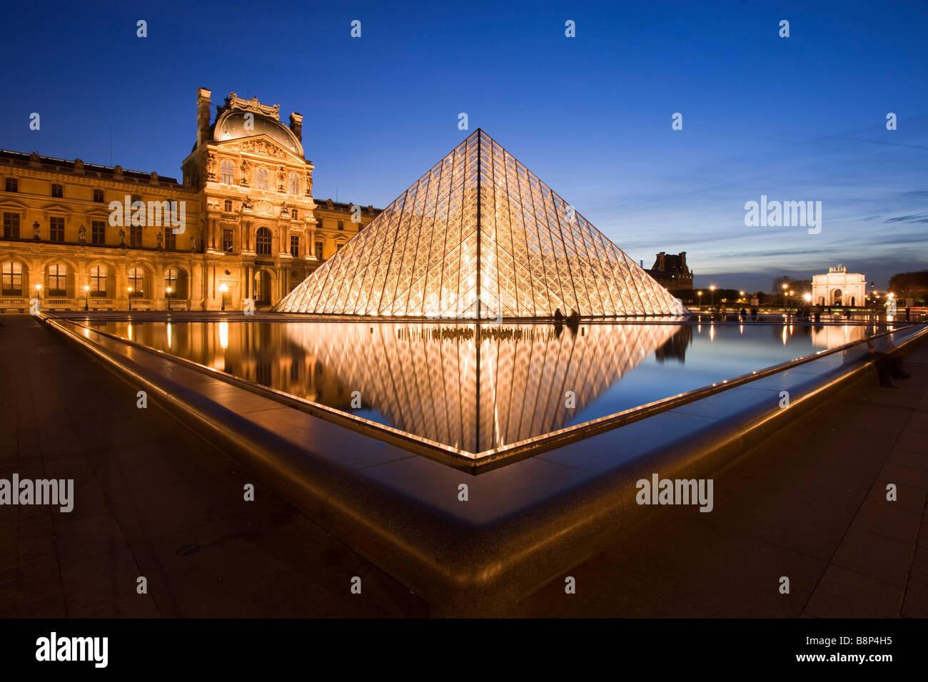 Al anochecer, el Museo del Louvre París Francia Foto de stock
