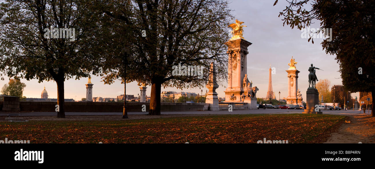 La Torre Eiffel y el Puente Alexandre III París Francia Foto de stock