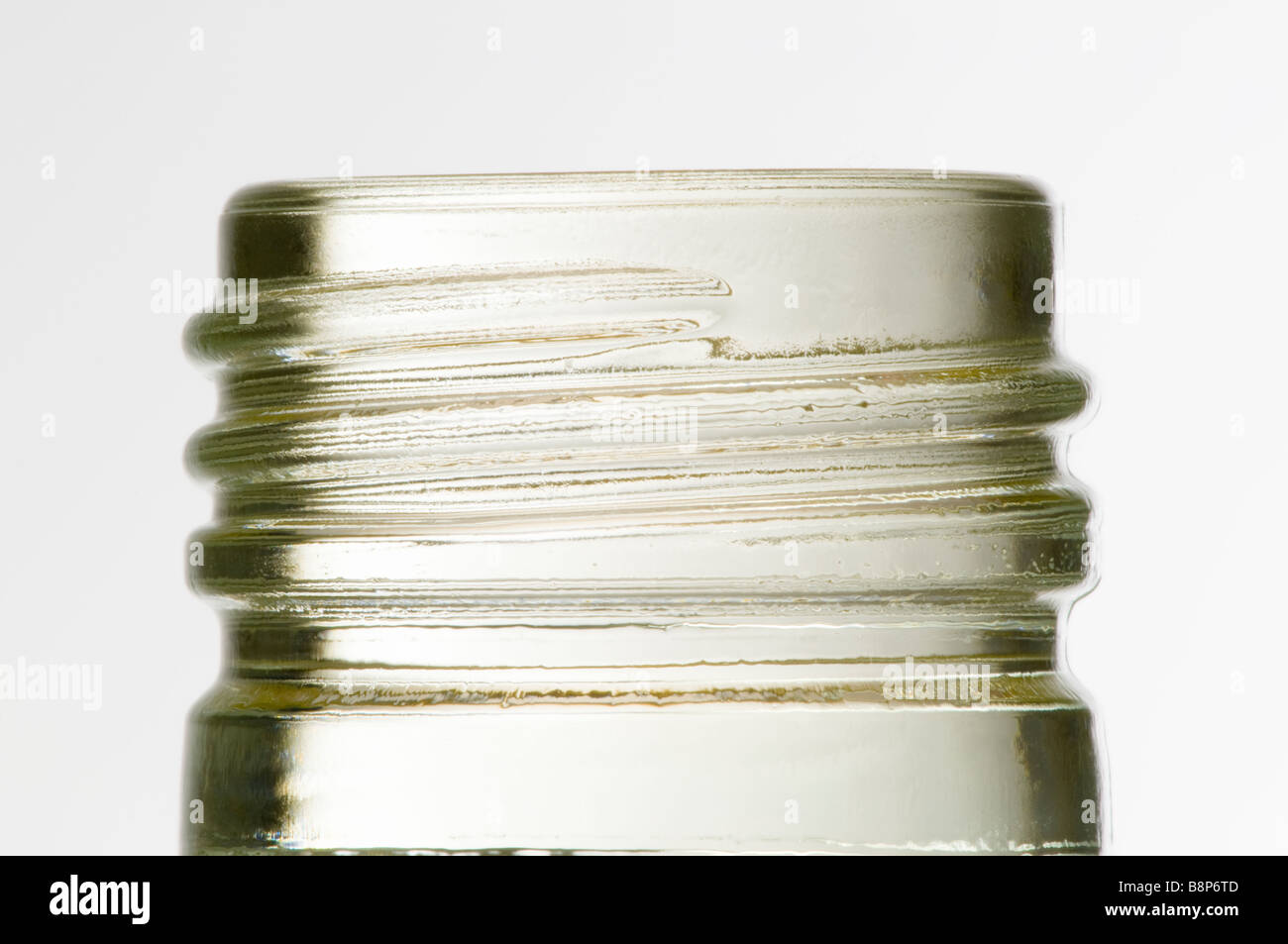 Pasadores metálicos con rosca de tornillo sobre mesa en almacén de luz  Fotografía de stock - Alamy