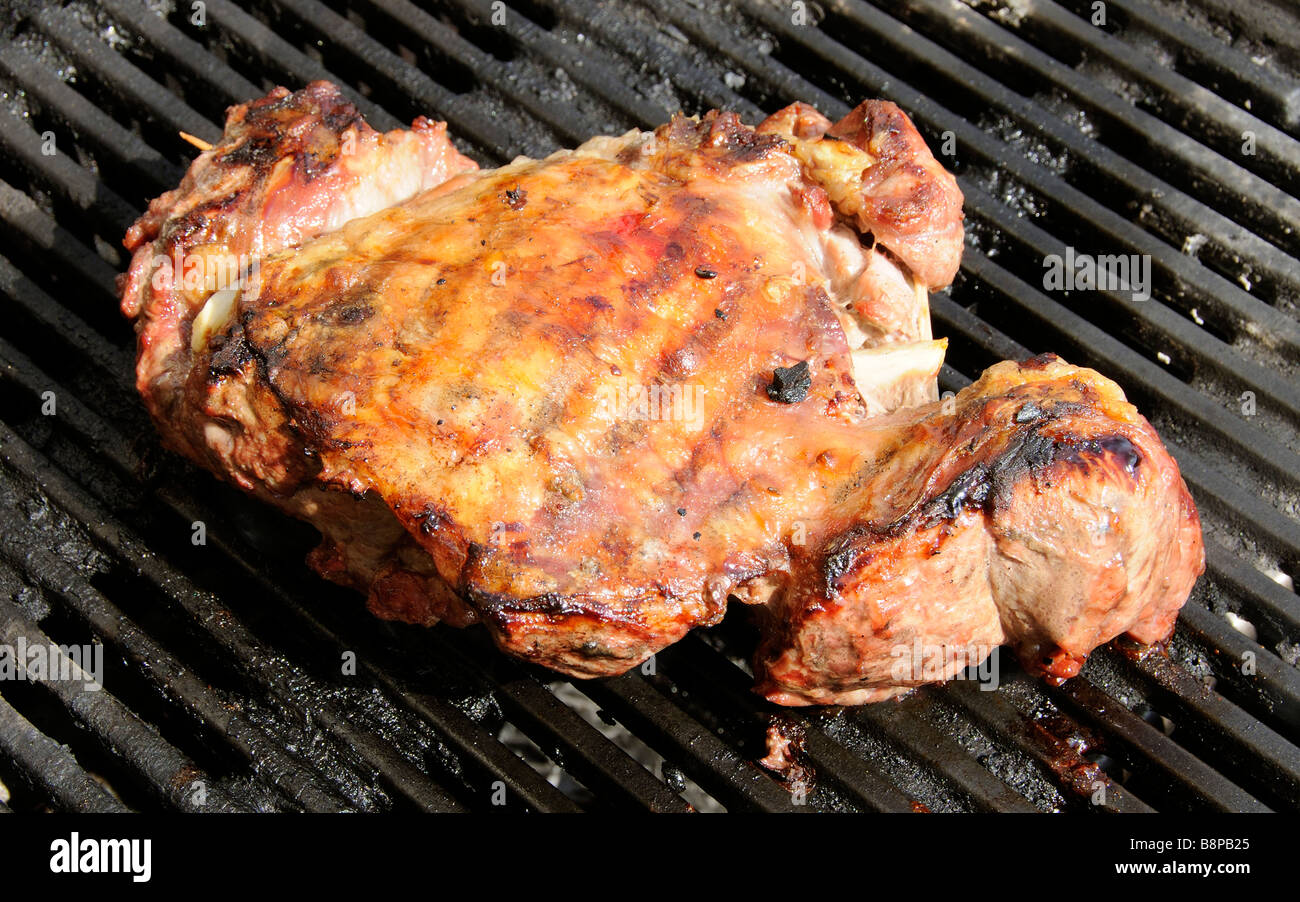 Pierna de cordero deshuesada marinados cocineros en una parrilla caliente  Fotografía de stock - Alamy