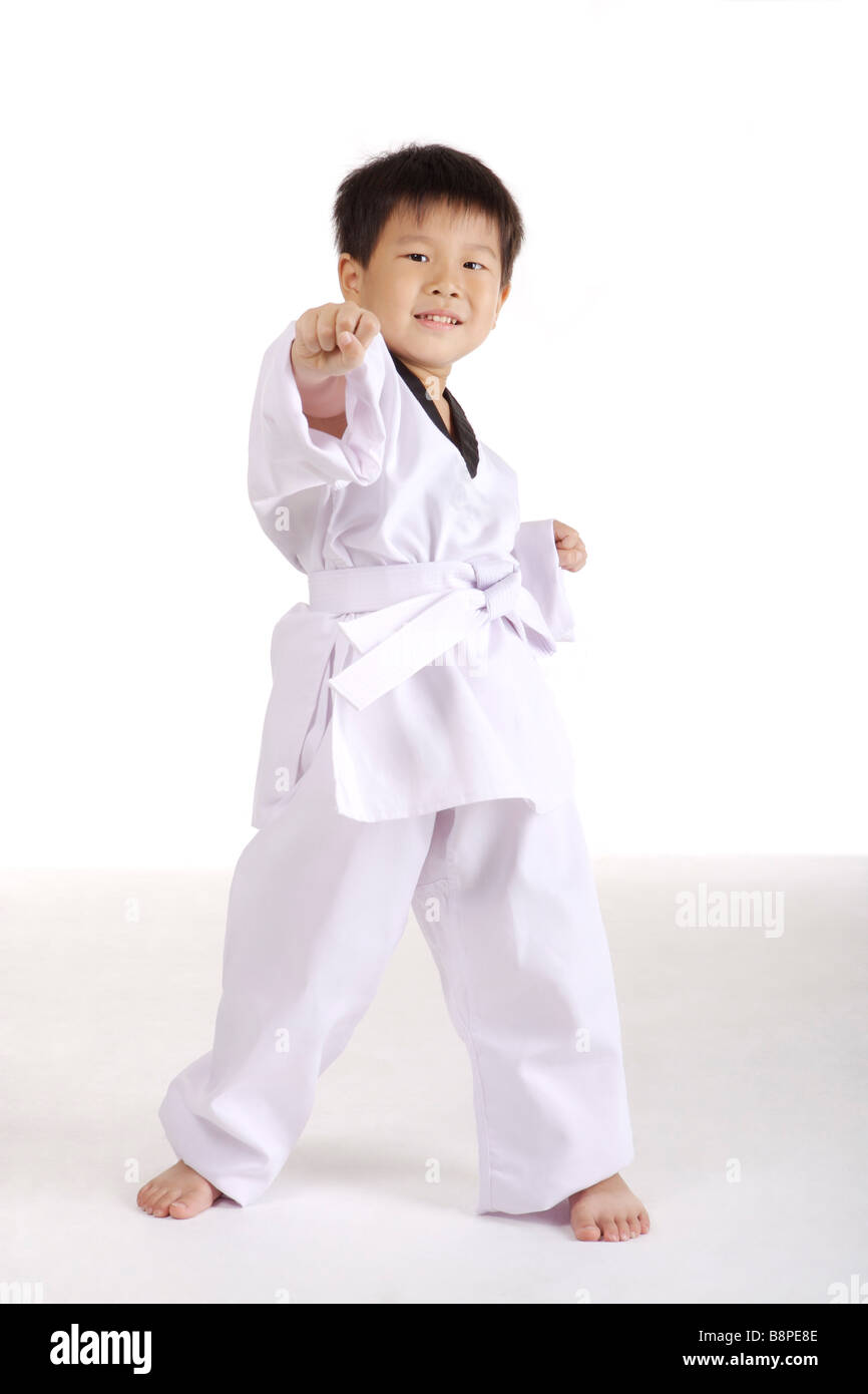 Boy vistiendo uniforme taekwondo golpeando aire vertical Fotografía stock - Alamy