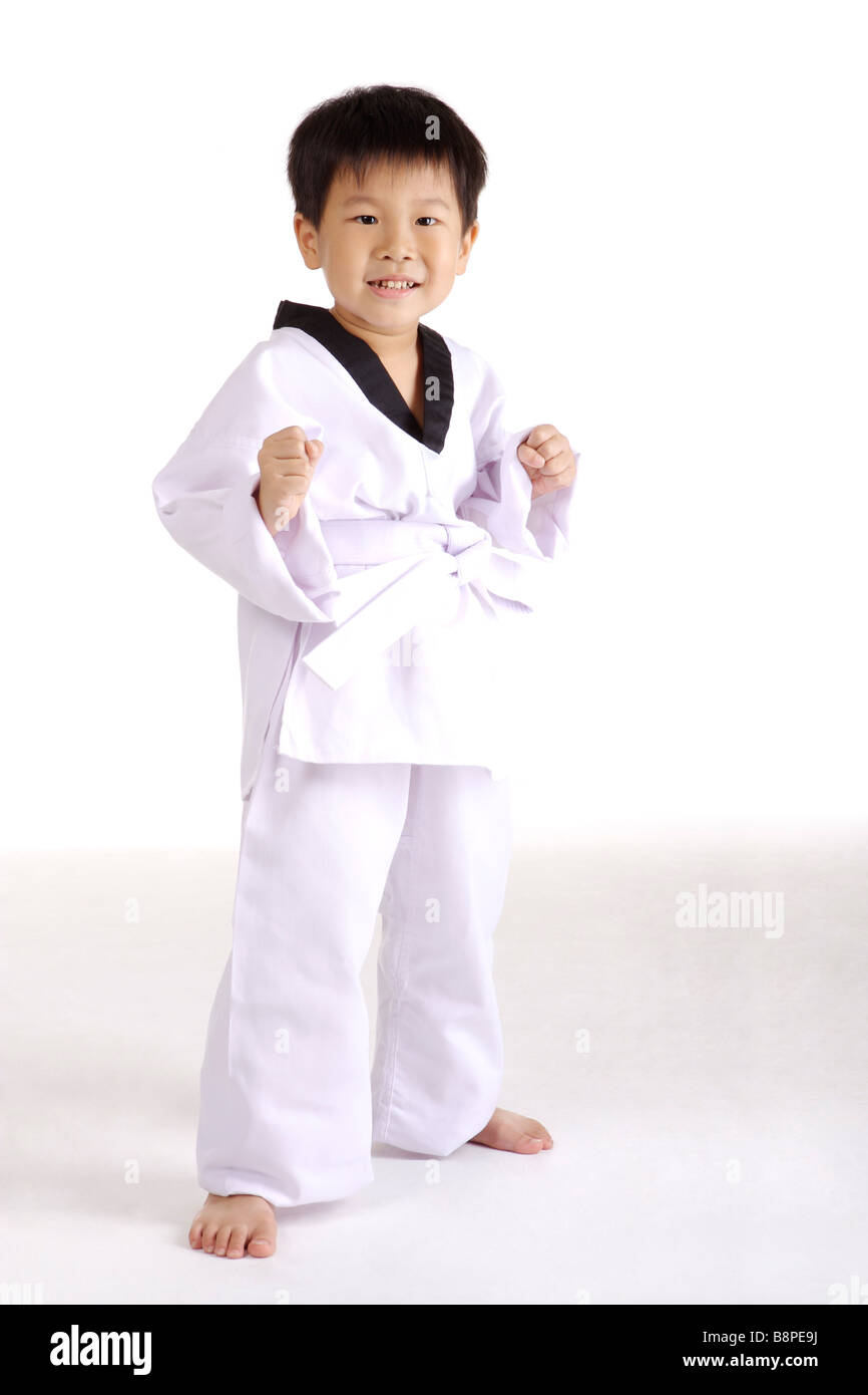 Retrato de niño en taekwondo uniformes de - Alamy