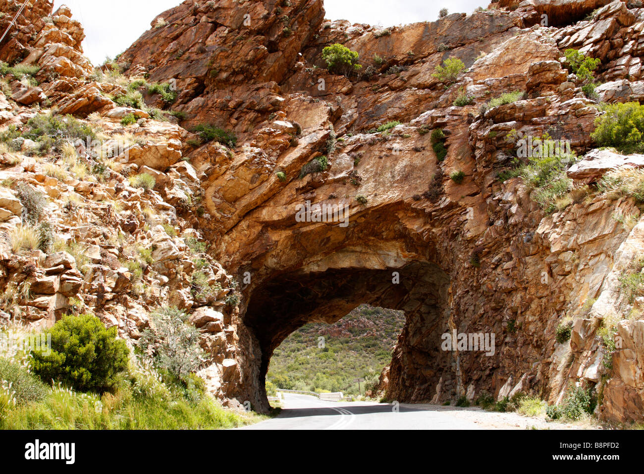 Túnel de roca natural sobre la ruta 62 fuera Montagu Sudáfrica Foto de stock